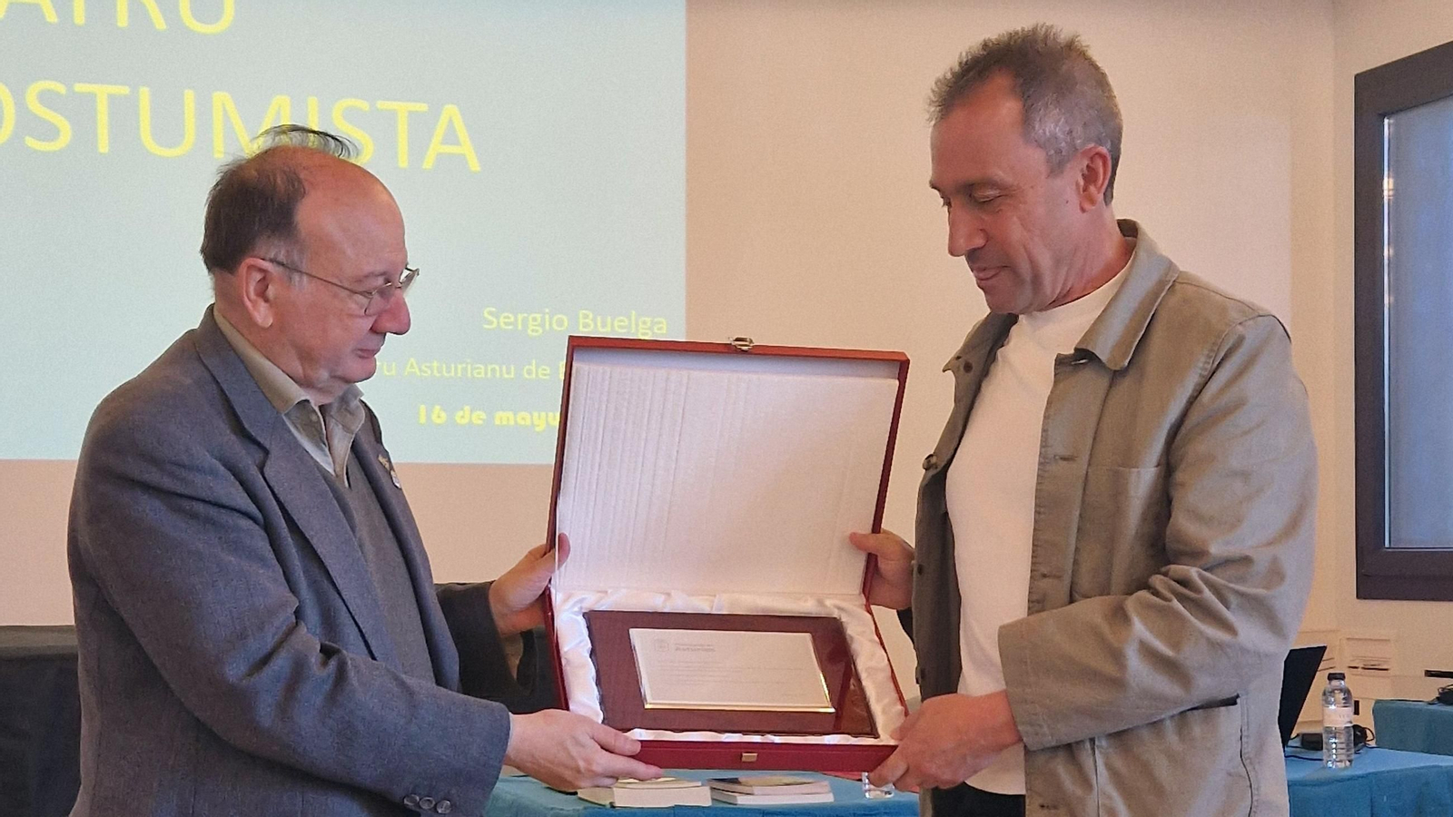 Ovidio Zapico recibe una placa de manos del presidente del Centro Asturiano