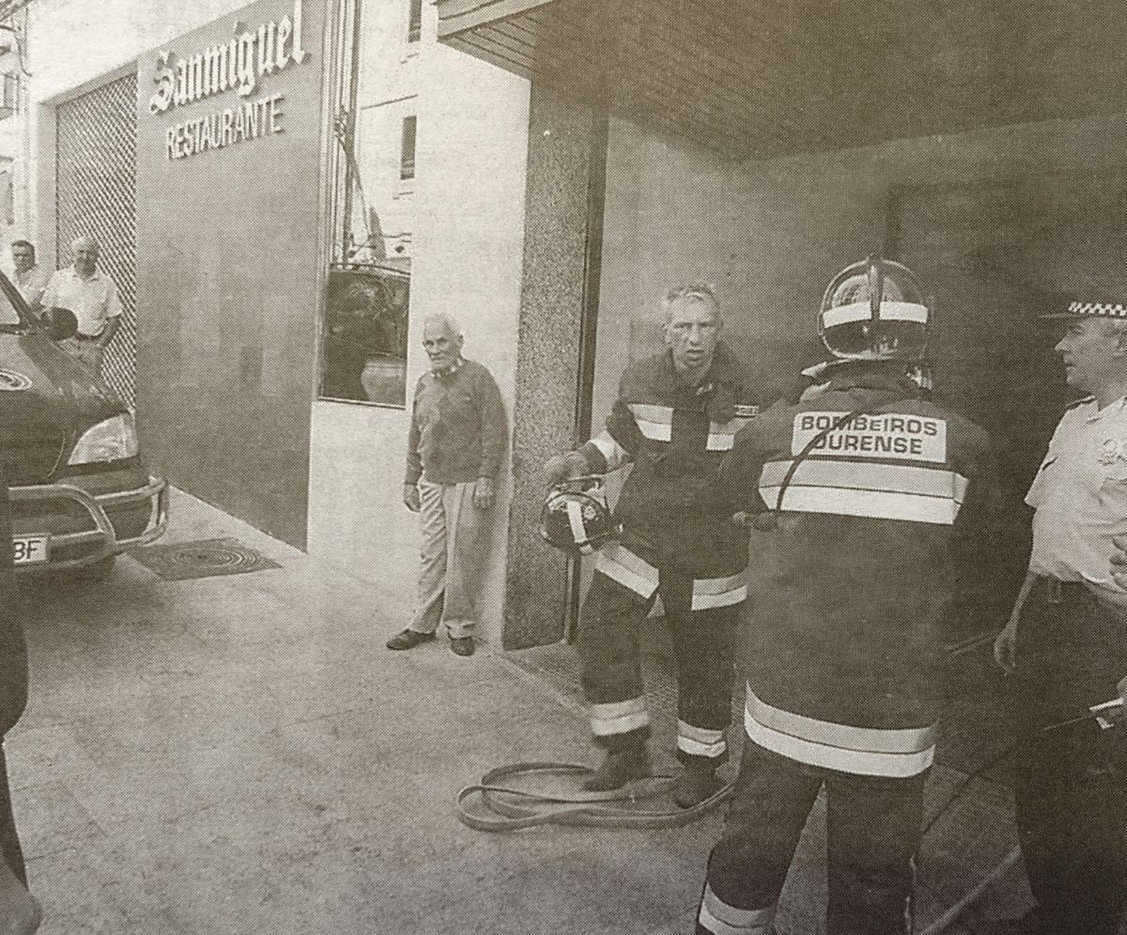 Los bomberos en la entrada del restaurante por la Cardenal Quiroga.