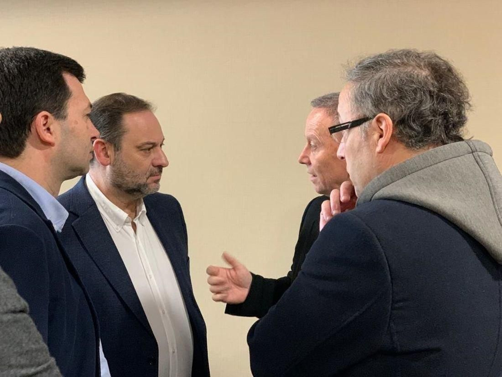 Gonzalo Caballero, Rafael Villarino y Juan Carlos Francisco hablan con Ábalos sobre la intermodal, ayer en Santiago.