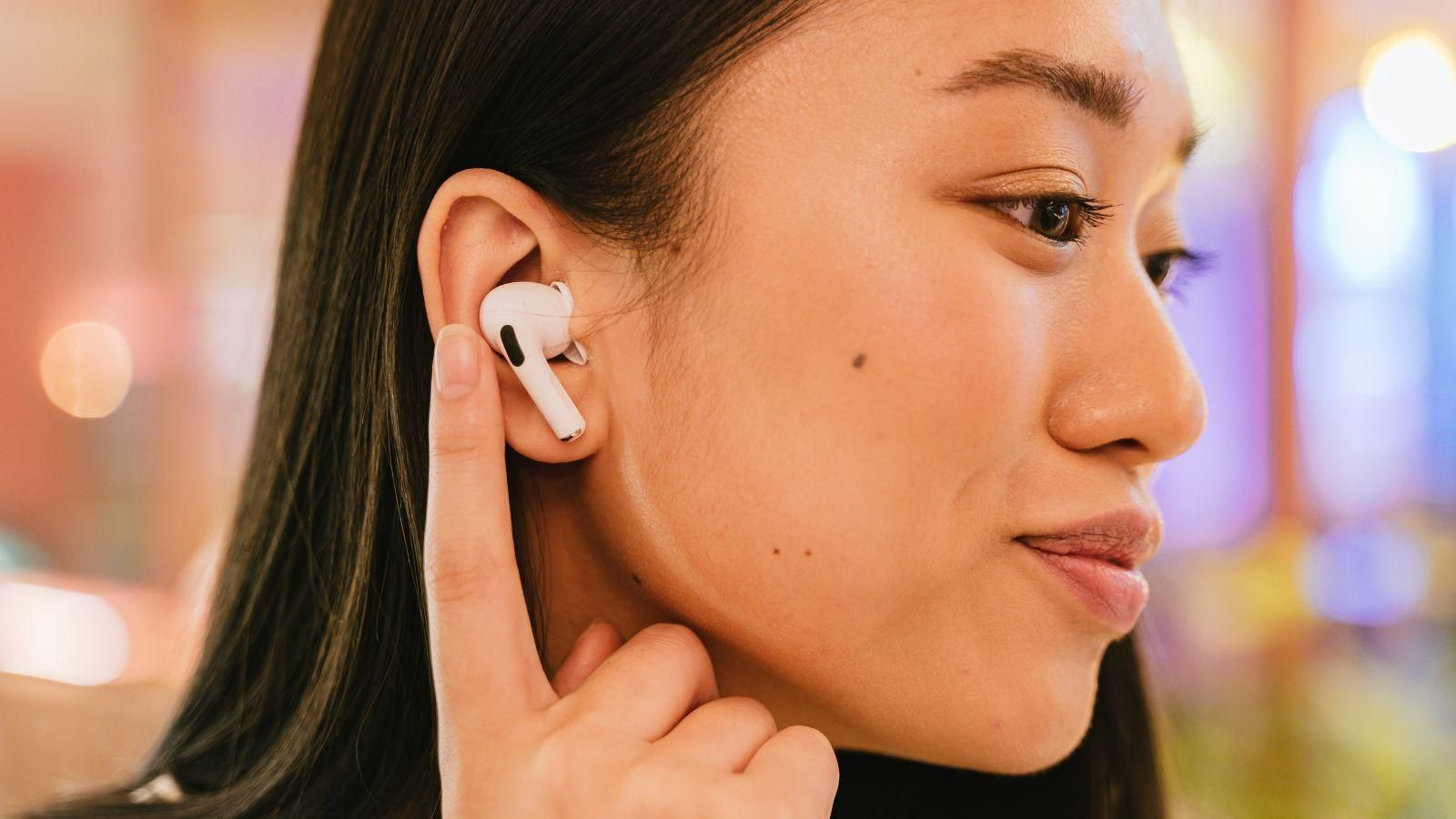 Una mujer usa auriculares.