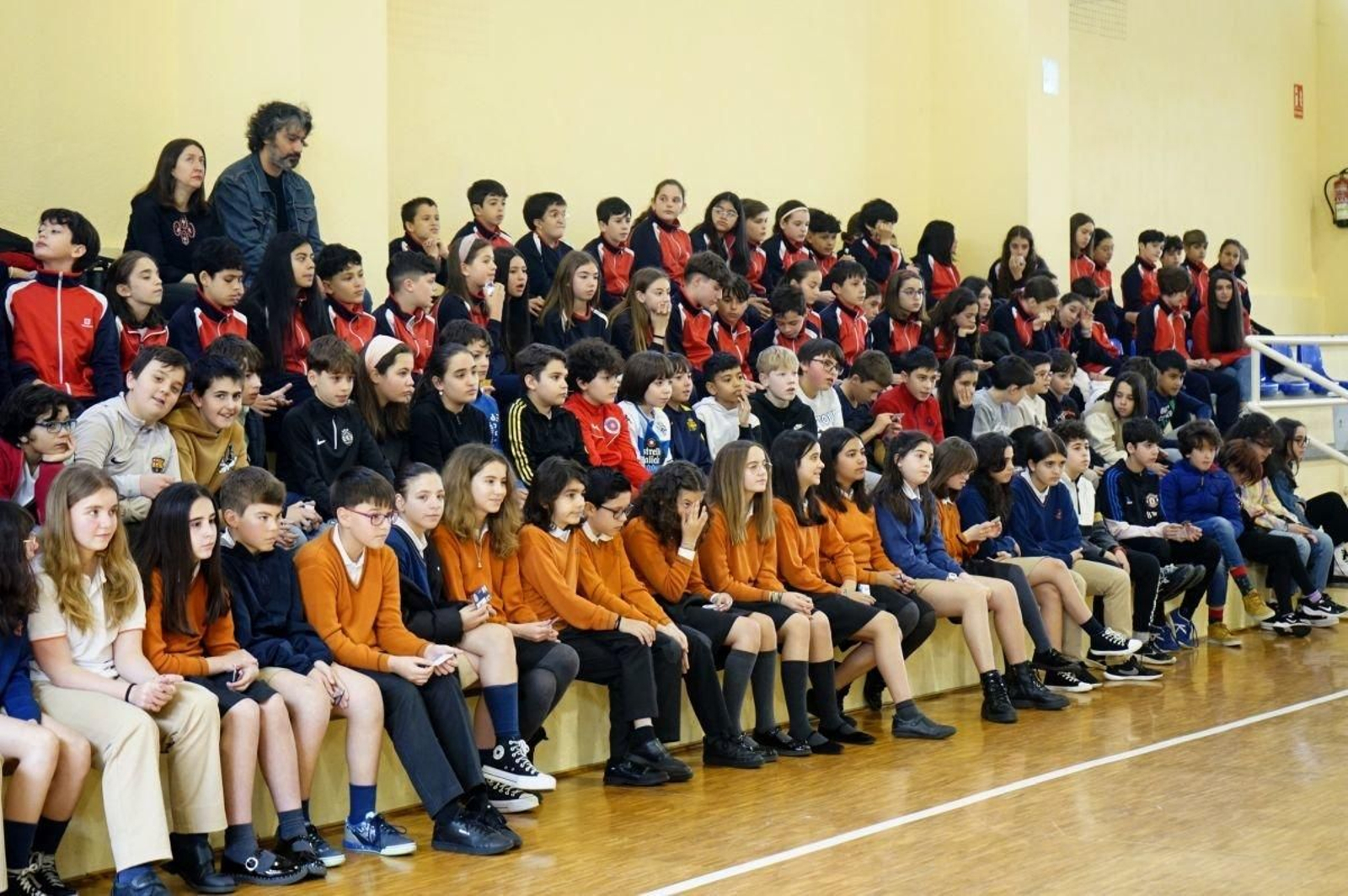 Alumnos de los centros escolares ourensanos, ayer tras recibir su carné como ciberexpertos.