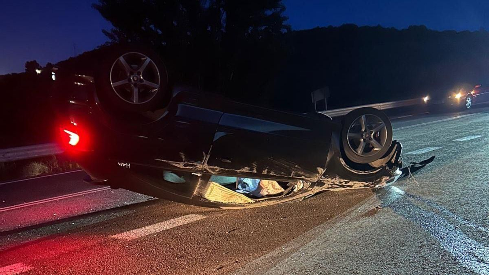 Estado en el que quedó el vehículo tras la salida de vía registrada en la noche del sábado a la altura de Portela (Larouco).