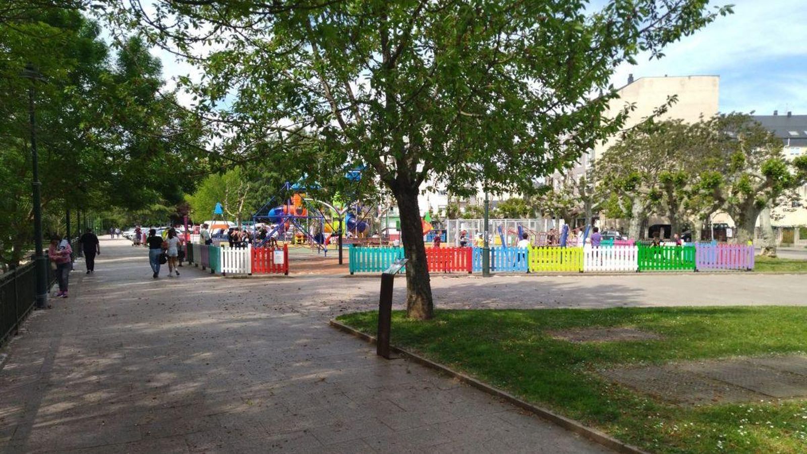 Los parques se llenaron de niños jugando en el día siguiente al Gran Apagón, en O Barco de Valdeorras.