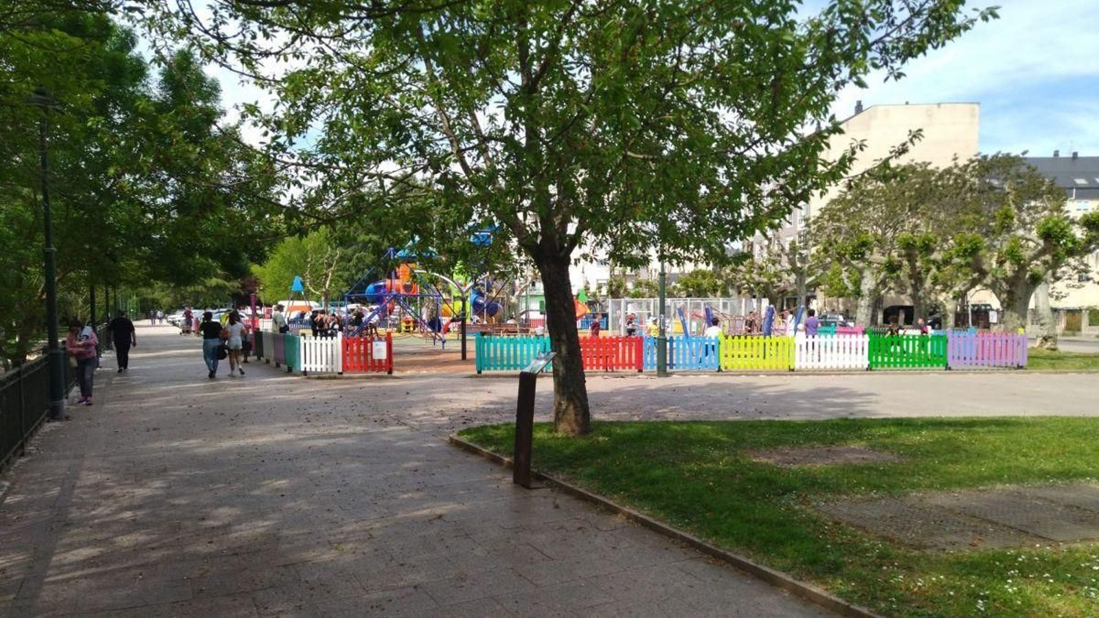 Los parques se llenaron de niños jugando en el día siguiente al Gran Apagón, en O Barco de Valdeorras.