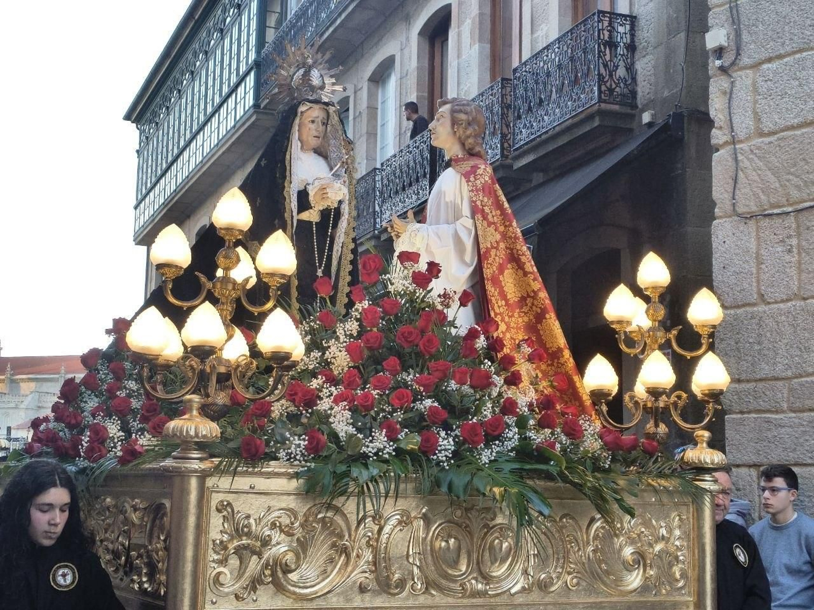 Galería | Emotiva procesión General del Santo Entierro en Pontevedra