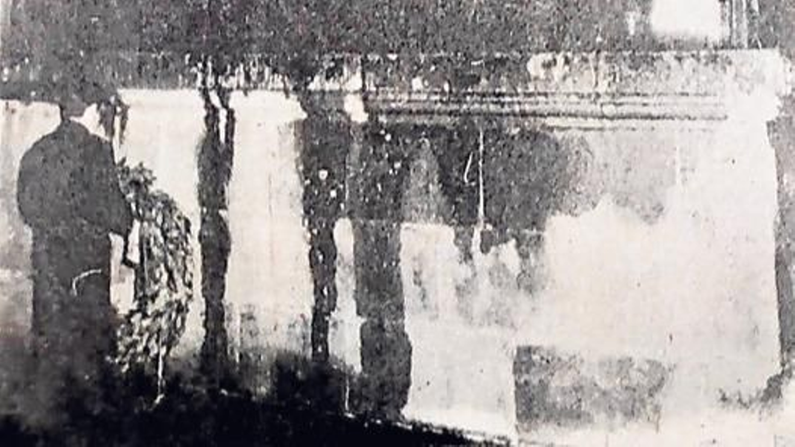 Ofrenda floral ante el monumento.