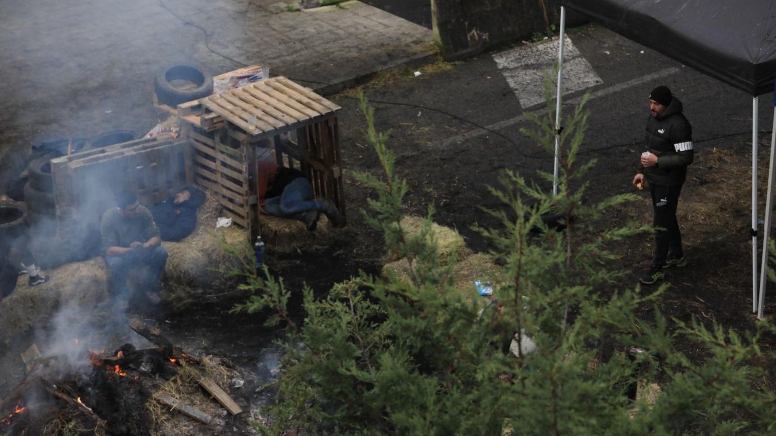 Ganaderos y agricultores se protegieron como pudieron del frío en una noche gélida