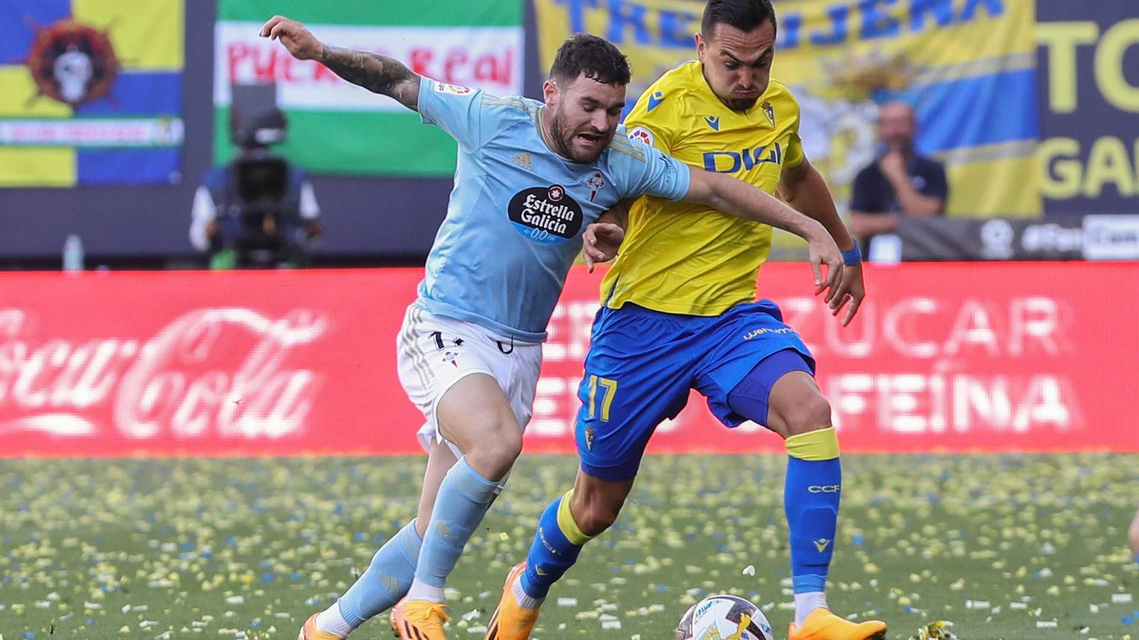 Javi Galán, en un lance de partido ante Cádiz. // EFE