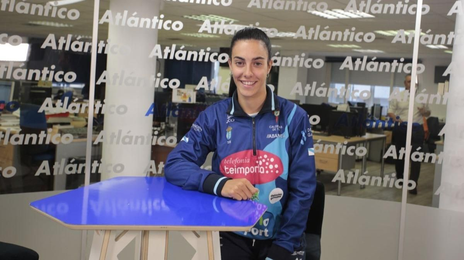 Ainhoa Lameiro acudió al set de Atlántico con los colores del Penedo.