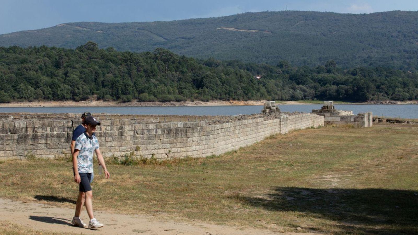 Termas e historia romana: Aquis Querquennis emerge cuando baja el nivel del agua en época estival.