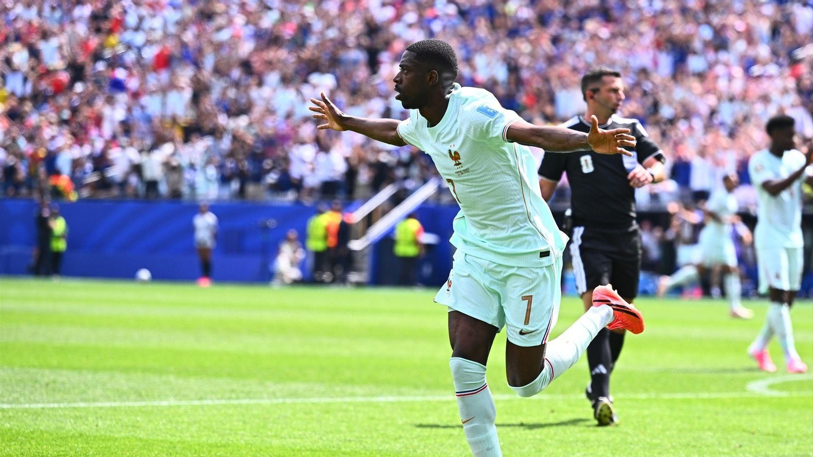 Ousmane Dembélé celebra uno de los tres goles que marcó a Noruega.