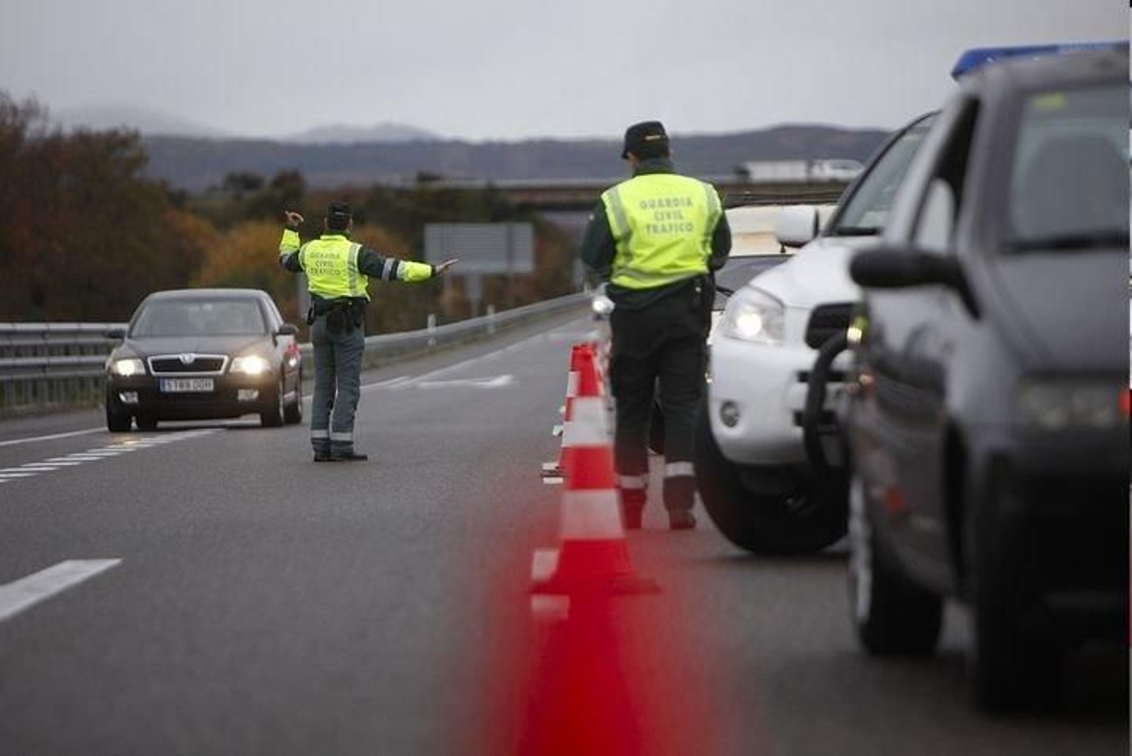 Dos agentes de la Guardia Civil de Tráfico, en un control en la A-52 (MIGUEL ÁNGEL).