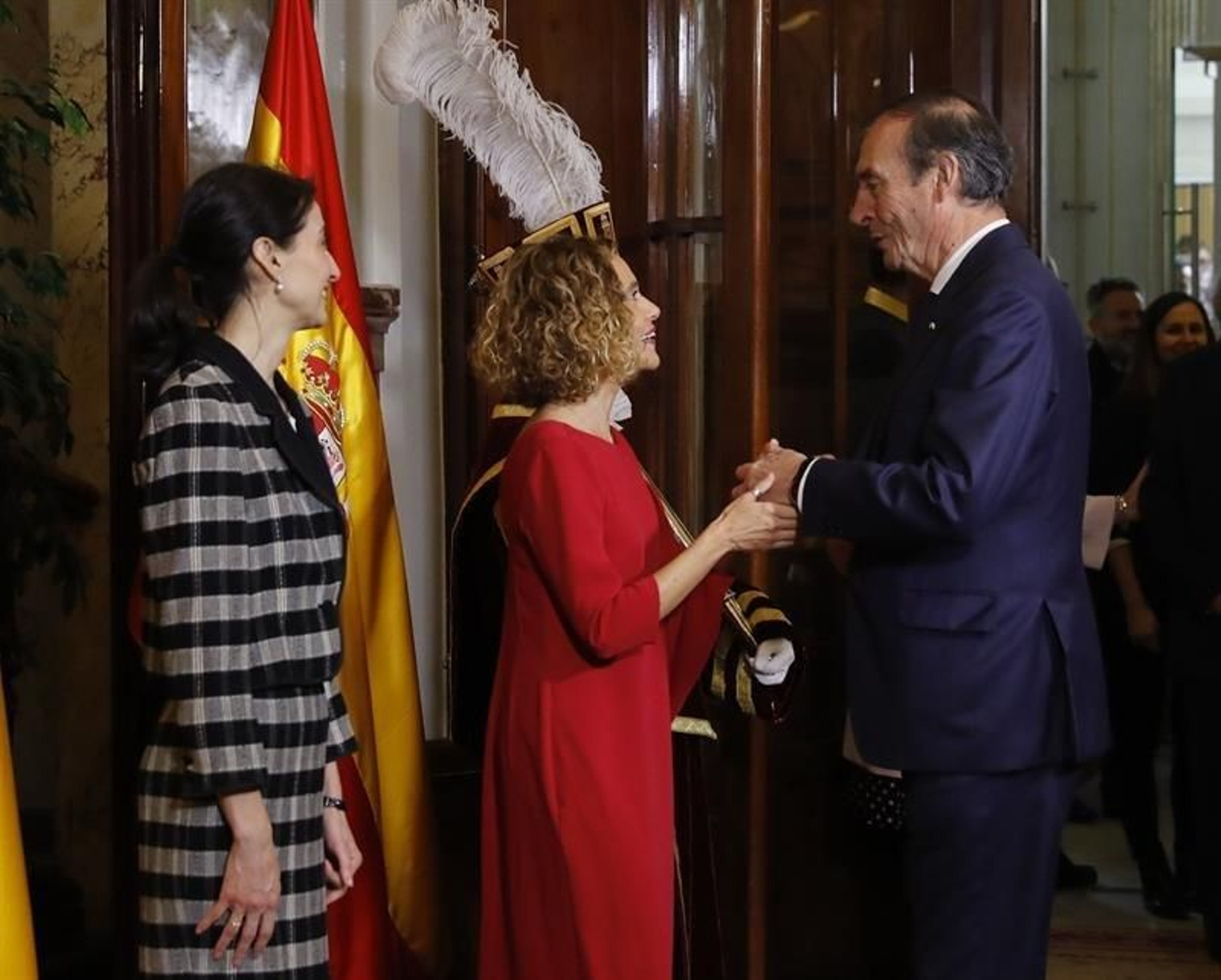 El consejero de Estado, Juan José Laborda saluda a las presidentas del Congreso y del Senado, Meritxell Battet y Pilar Llop