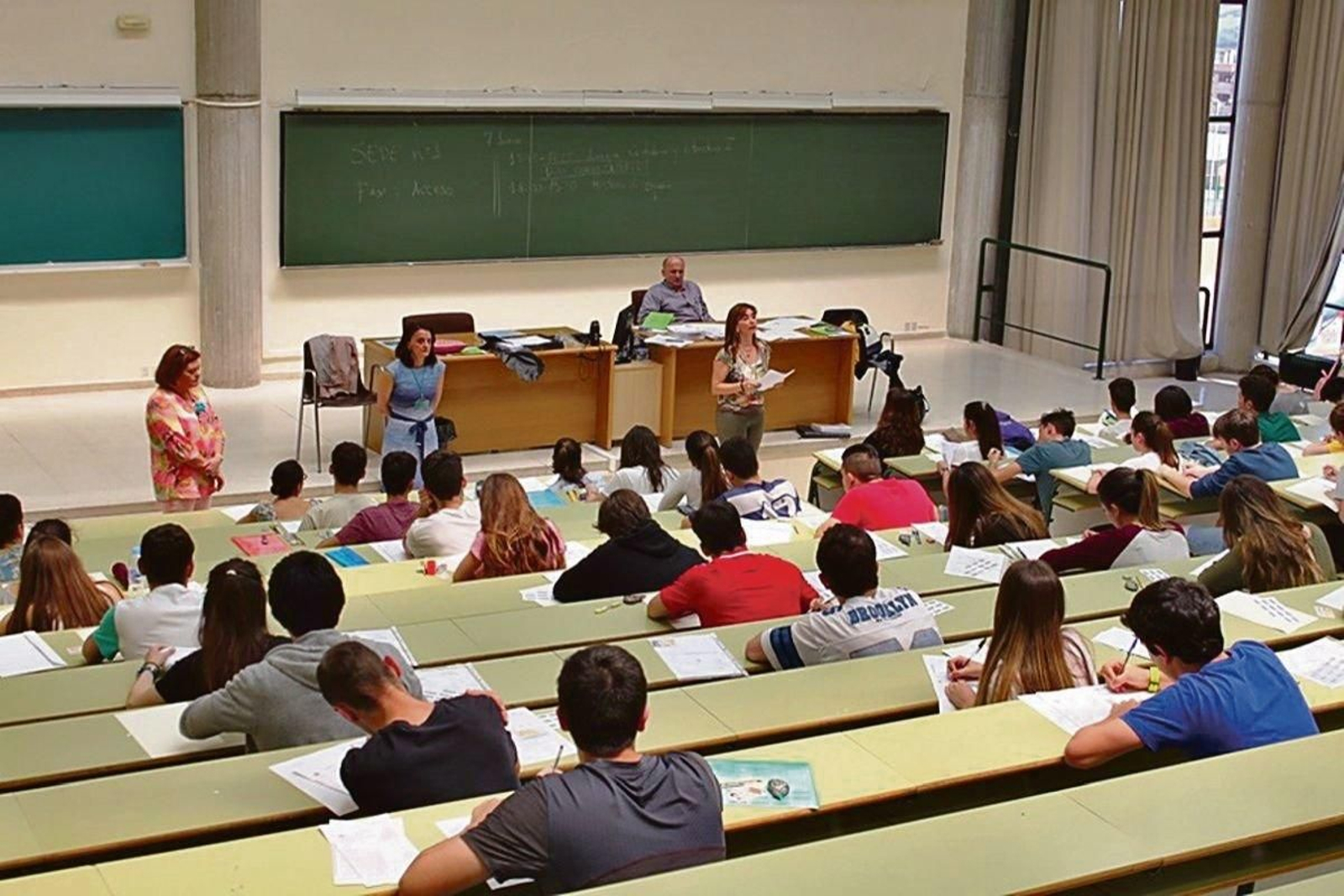 Un grupo de alumnos se examinan de la EBAU el pasado año en Oviedo.