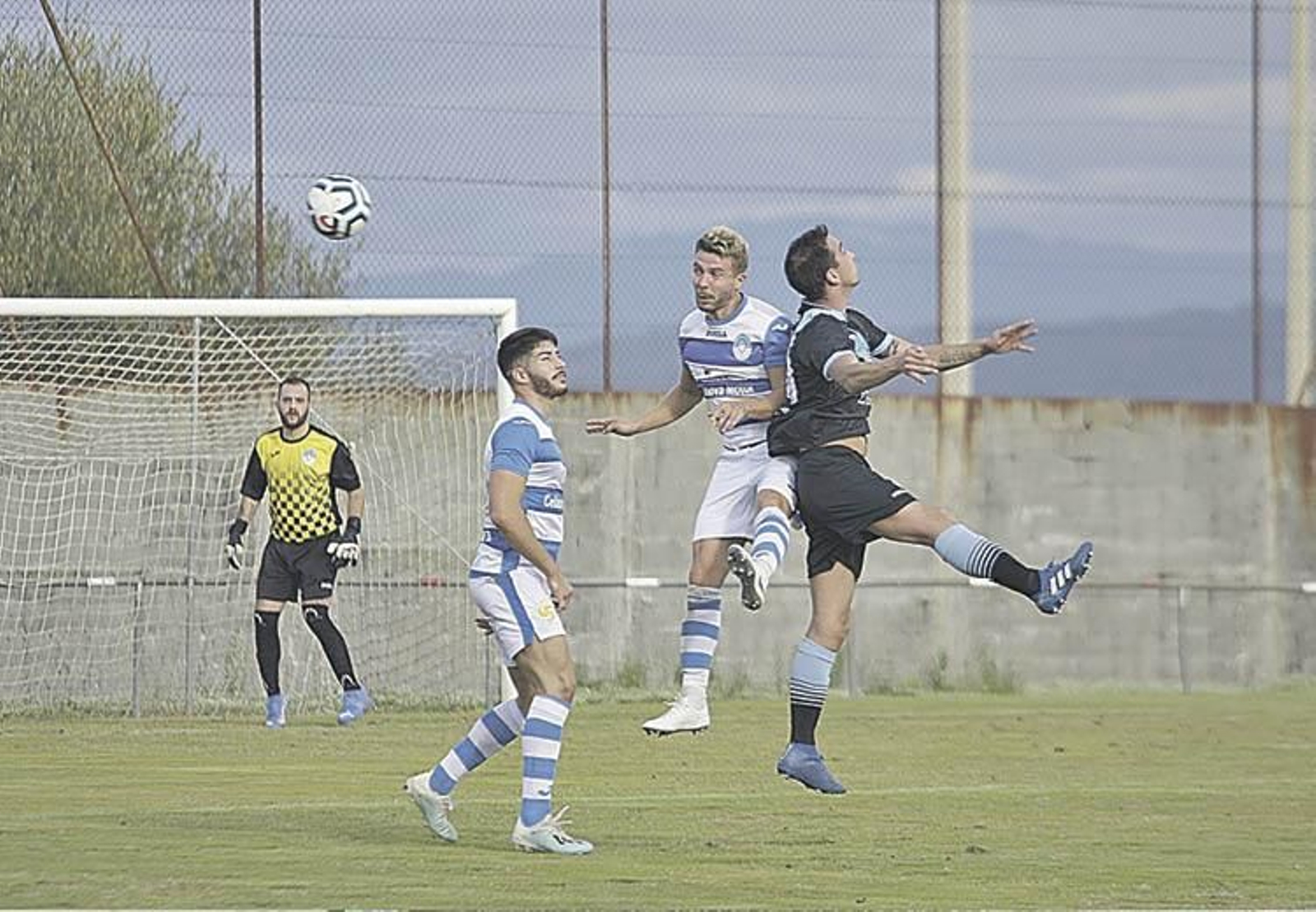 Miguel Codeso, defensa del Celanova, despeja de cabeza un balón.