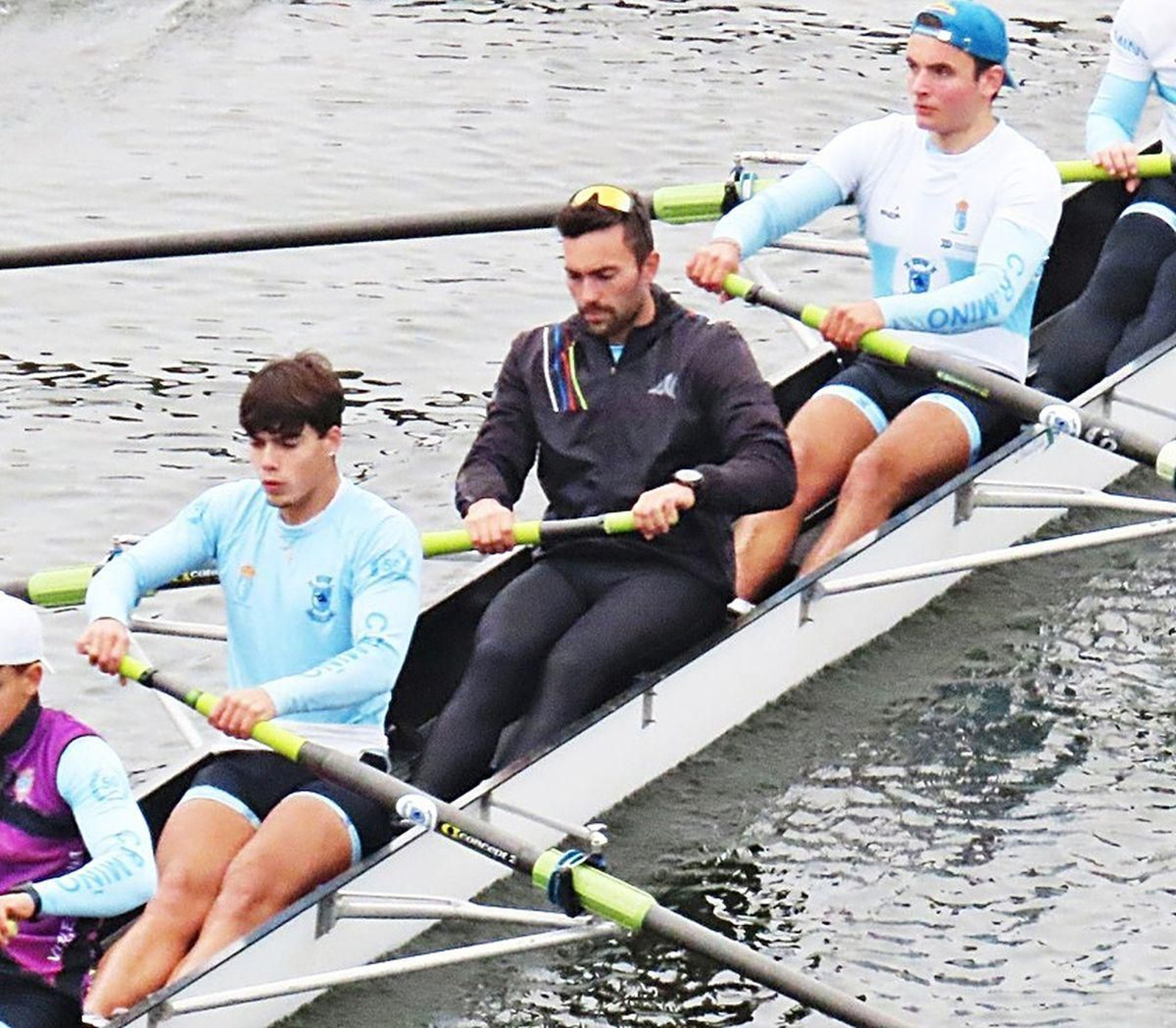 Rodrigo Conde, de oscuro, remó el pasado domingo la regata Miño Internacional.