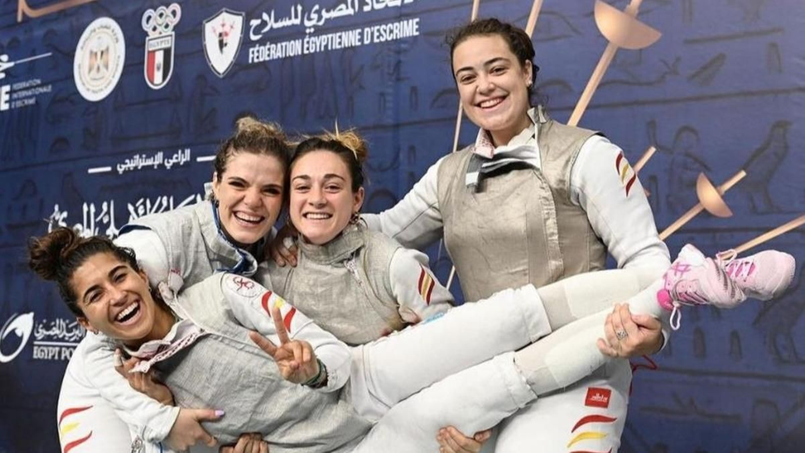 Mariño es sostenida por sus tres compañeras ayer en Egipto.