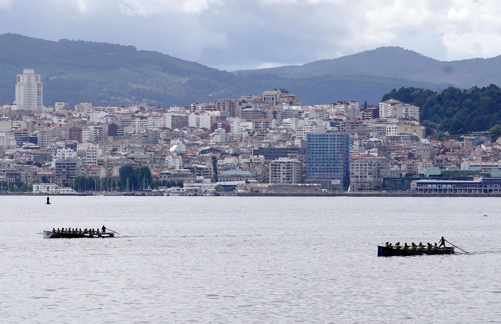 Galería | Las traineras toman la ría de Vigo con la Bandeira Concello de Moaña