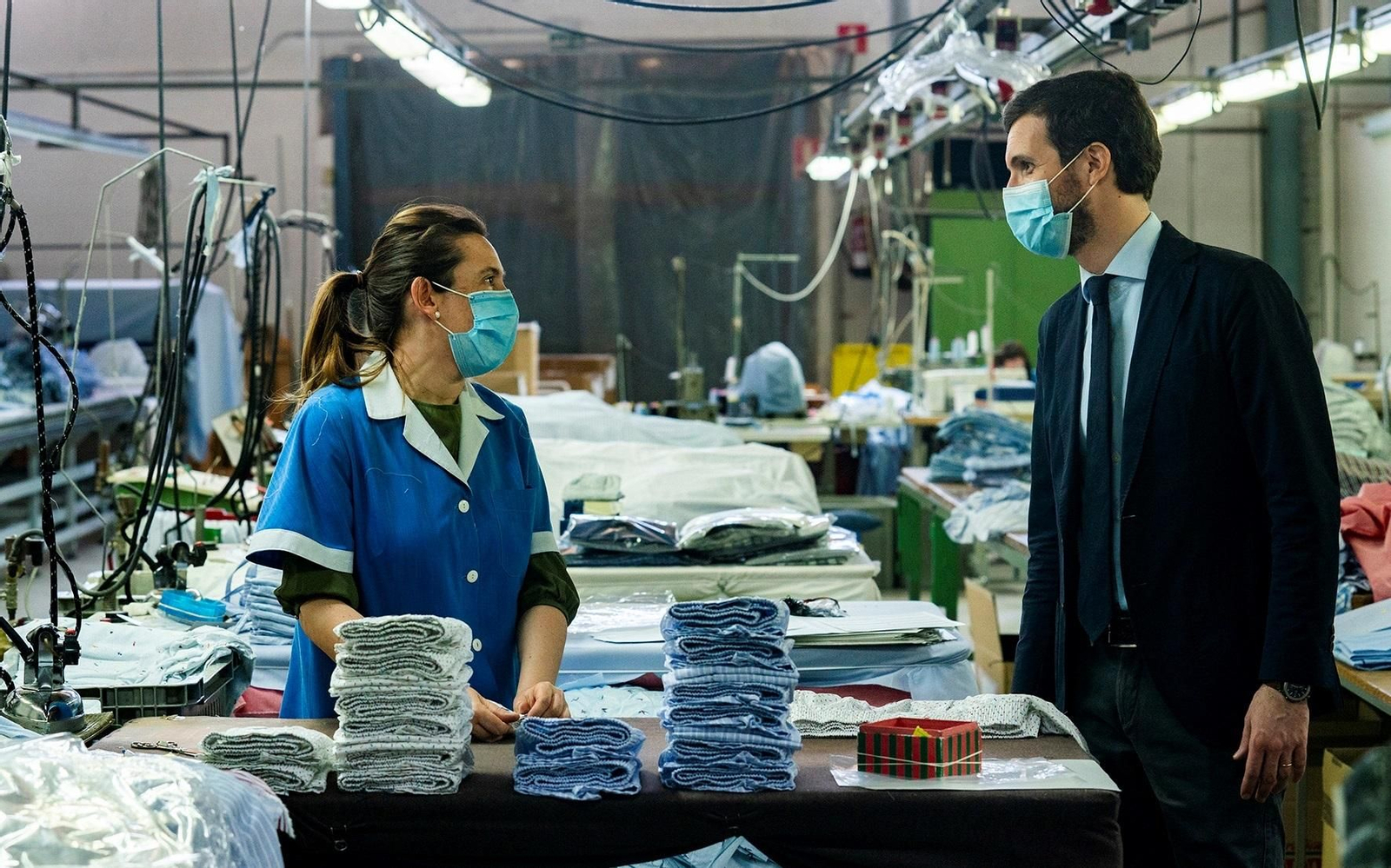 Pablo Casado visita una empresa textil en Villaconejos