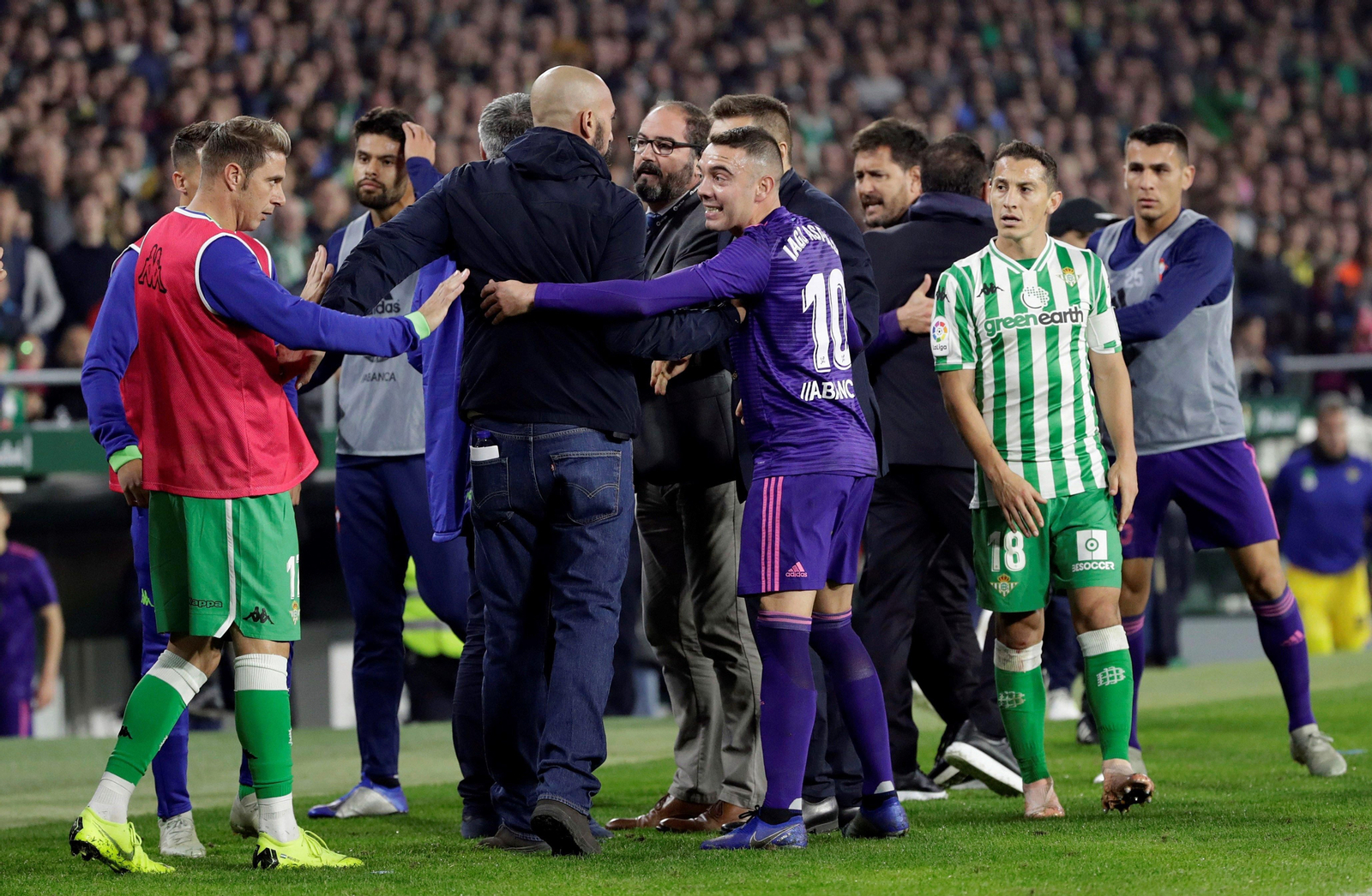 Joaquín y Iago Aspas discuten durante el enfrentamiento que se produjo en la banda.