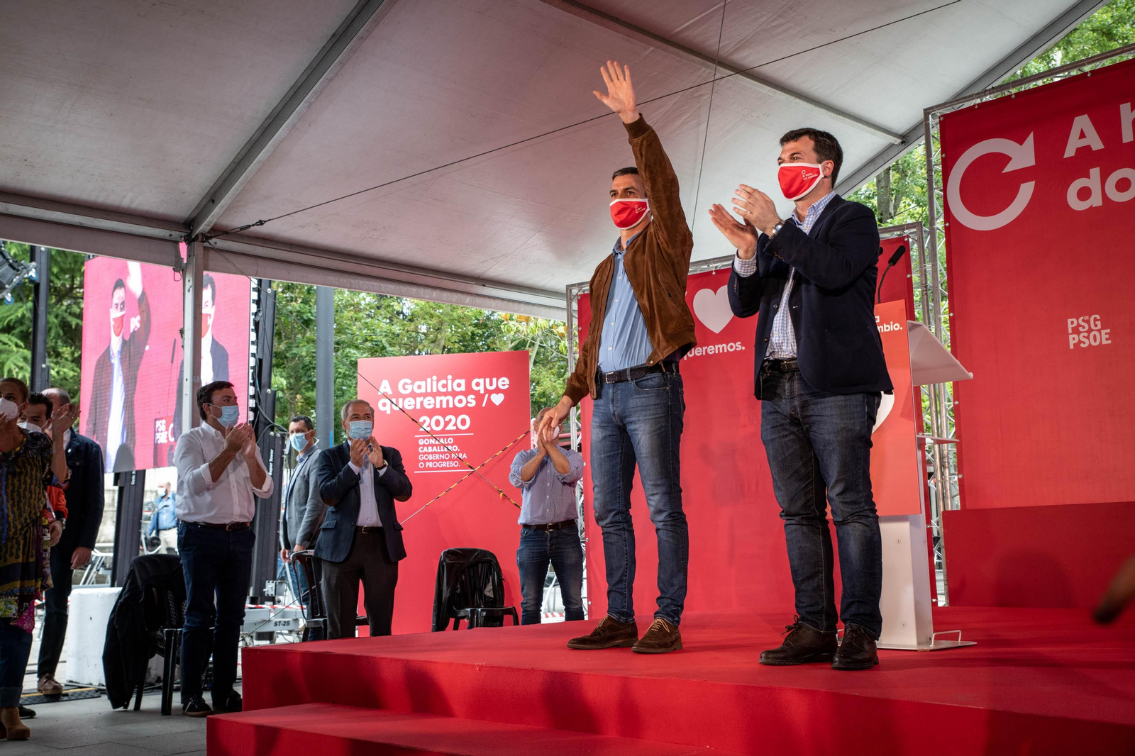 OURENSE (XARDÍNS DO POSÍO). 27/06/2020. OURENSE. El presidente del gobierno, Pedro Sánchez, acompaña al candidato a la Xunta de Galicia, Gonzalo Caballero y a Marina Ortega en un mitin del PSdeG-PSOE. FOTO: ÓSCAR PINAL
