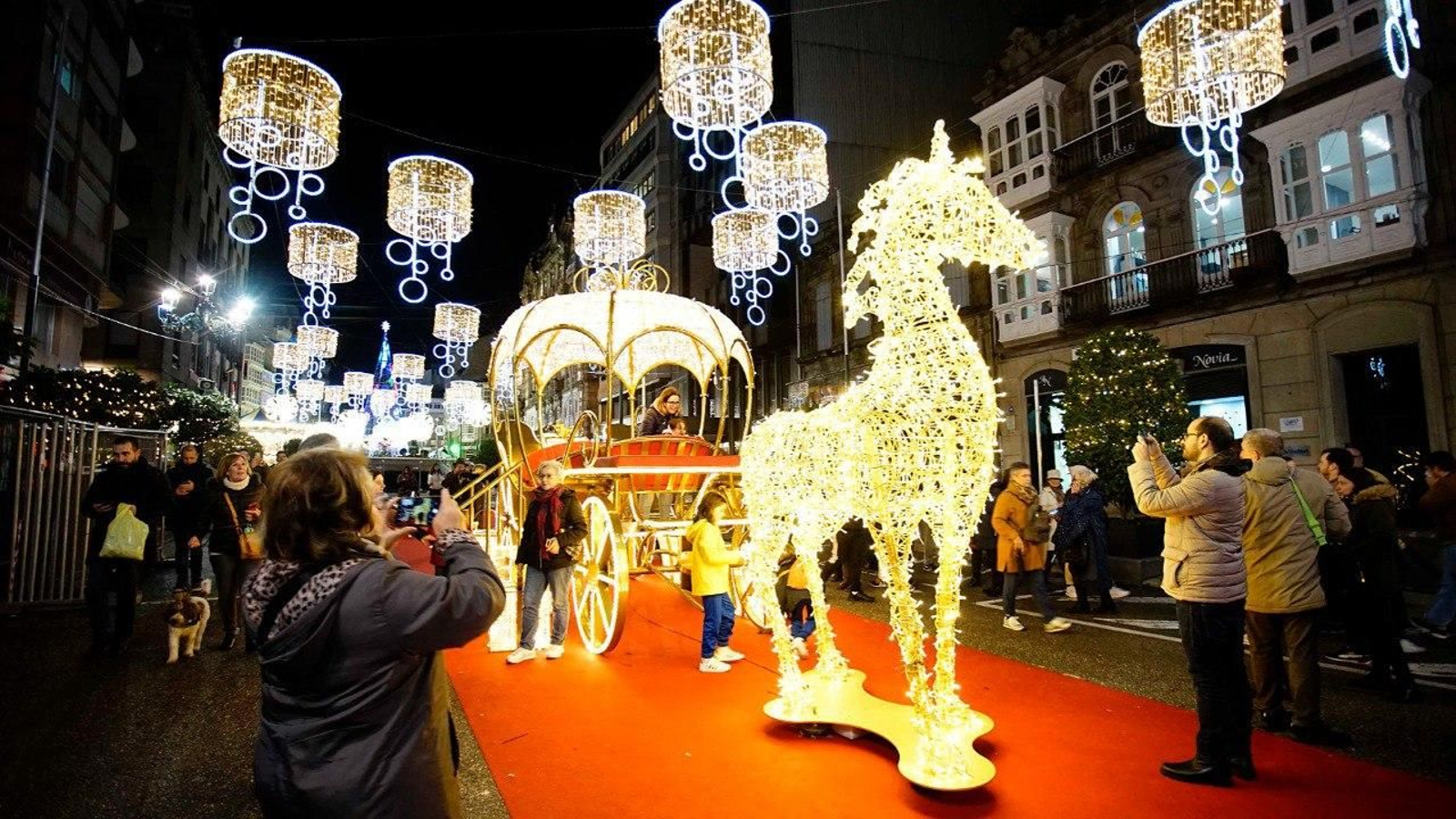Visitantes fotografían uno de los atractivos de la Navidad de Vigo. // J.V. Landín
