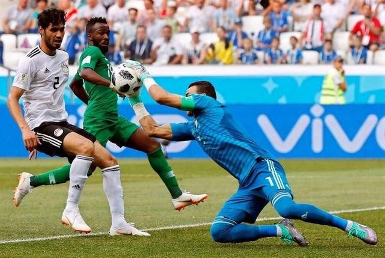 El portero de Egipto, Essam El-Hadary, salva un gol.