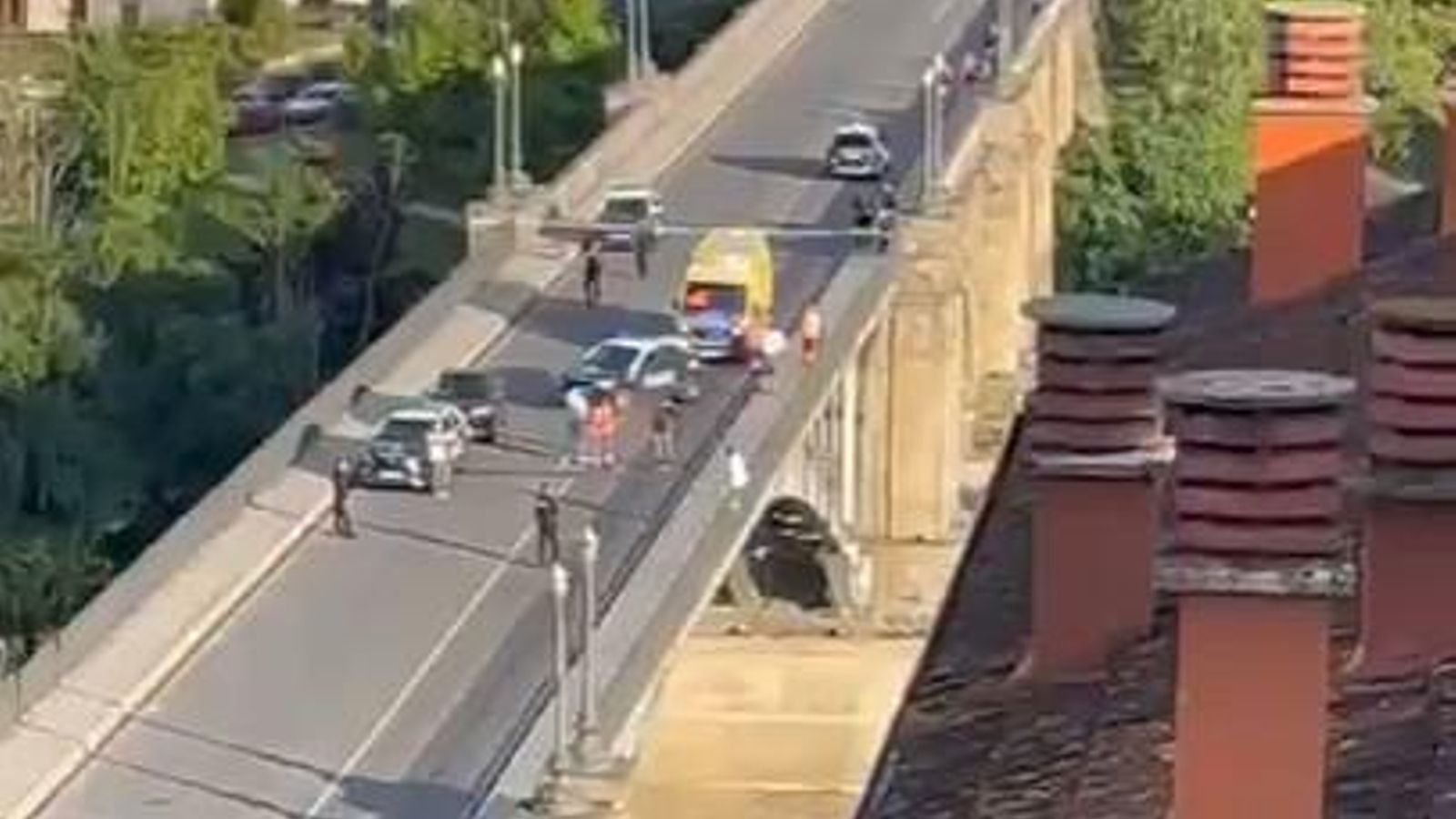 Actuación de los cuerpos de seguridad en el Puente Nuevo.