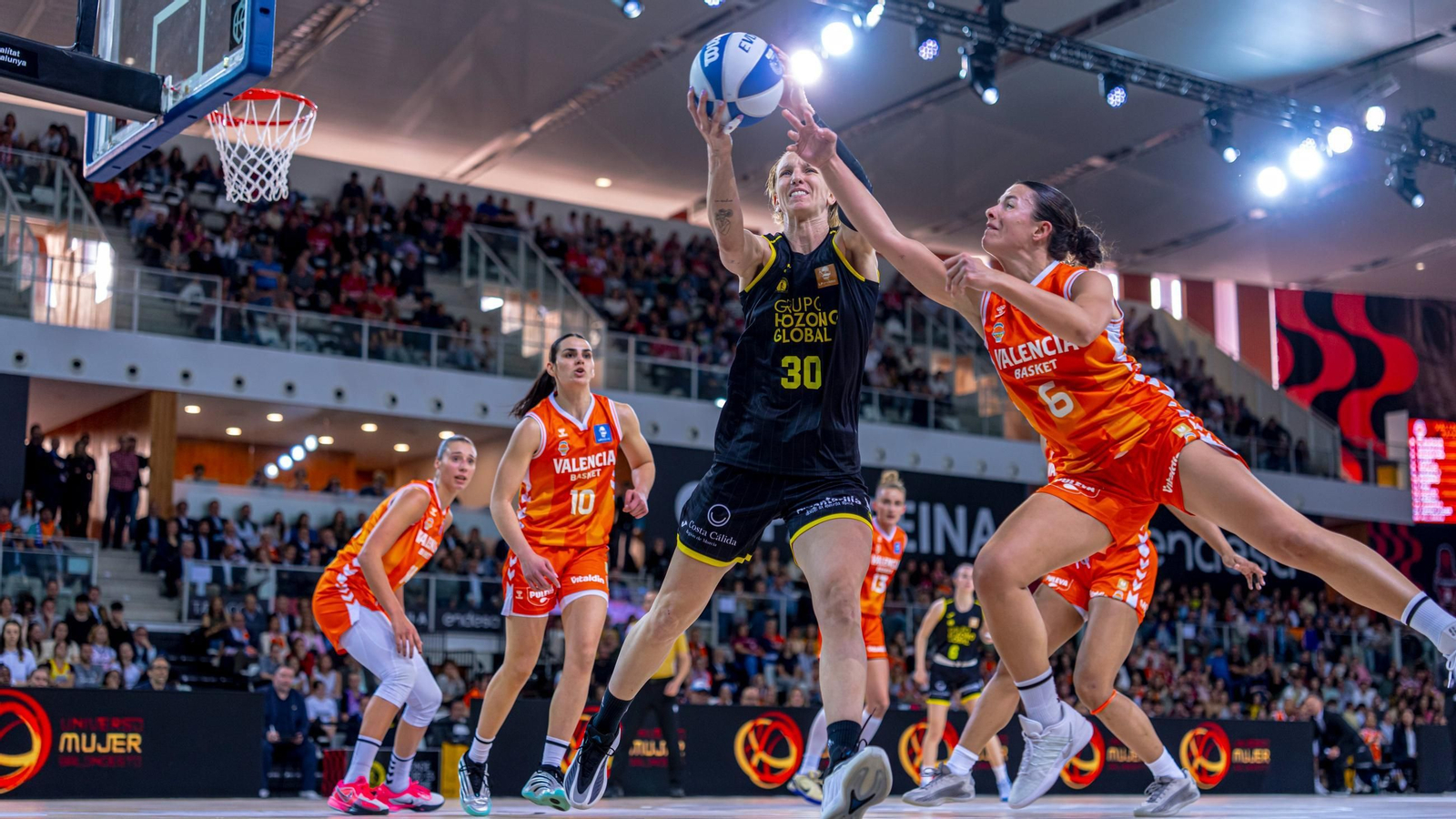 Raquel Carrera durante el partido atenta a la acción defensiva de su compañera.