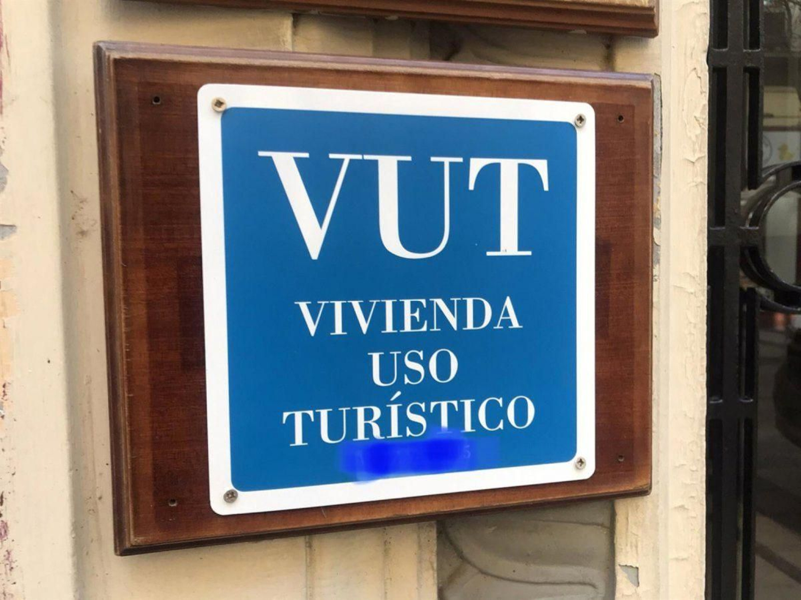 Cartel de anuncio de vivienda de uso turístico.