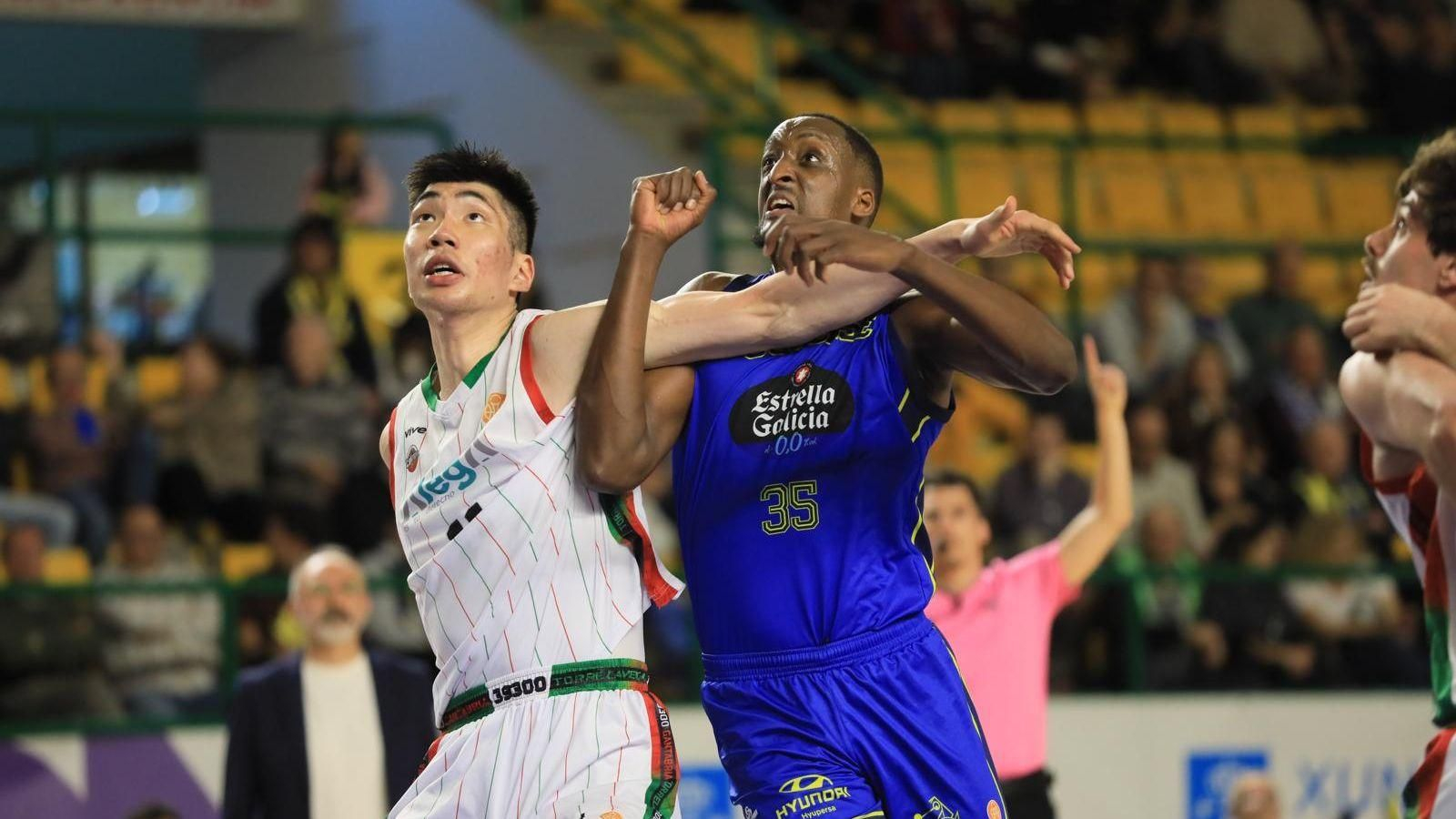 Romaro Gill pelea por un rebote.