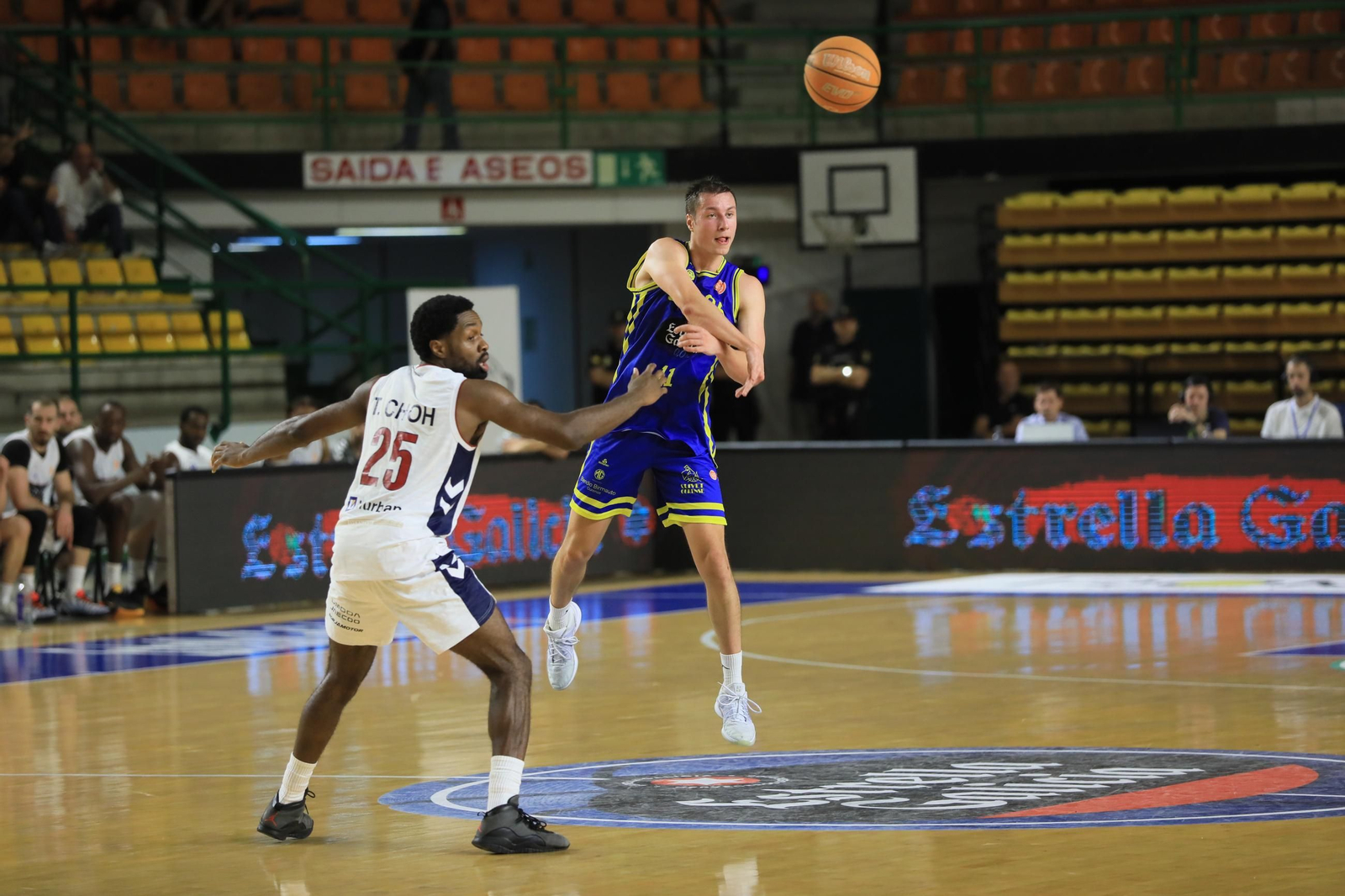Galería | Noche triste en el Pazo con la derrota del COB ante el Alicante (79-83)