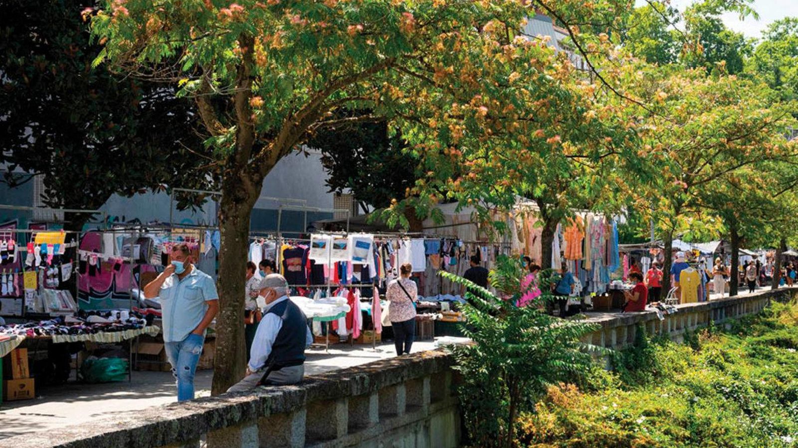 Ambiente tranquilo en el paseo del Barbaña durante el último día de feria del mes de julio. (Miguel García)
