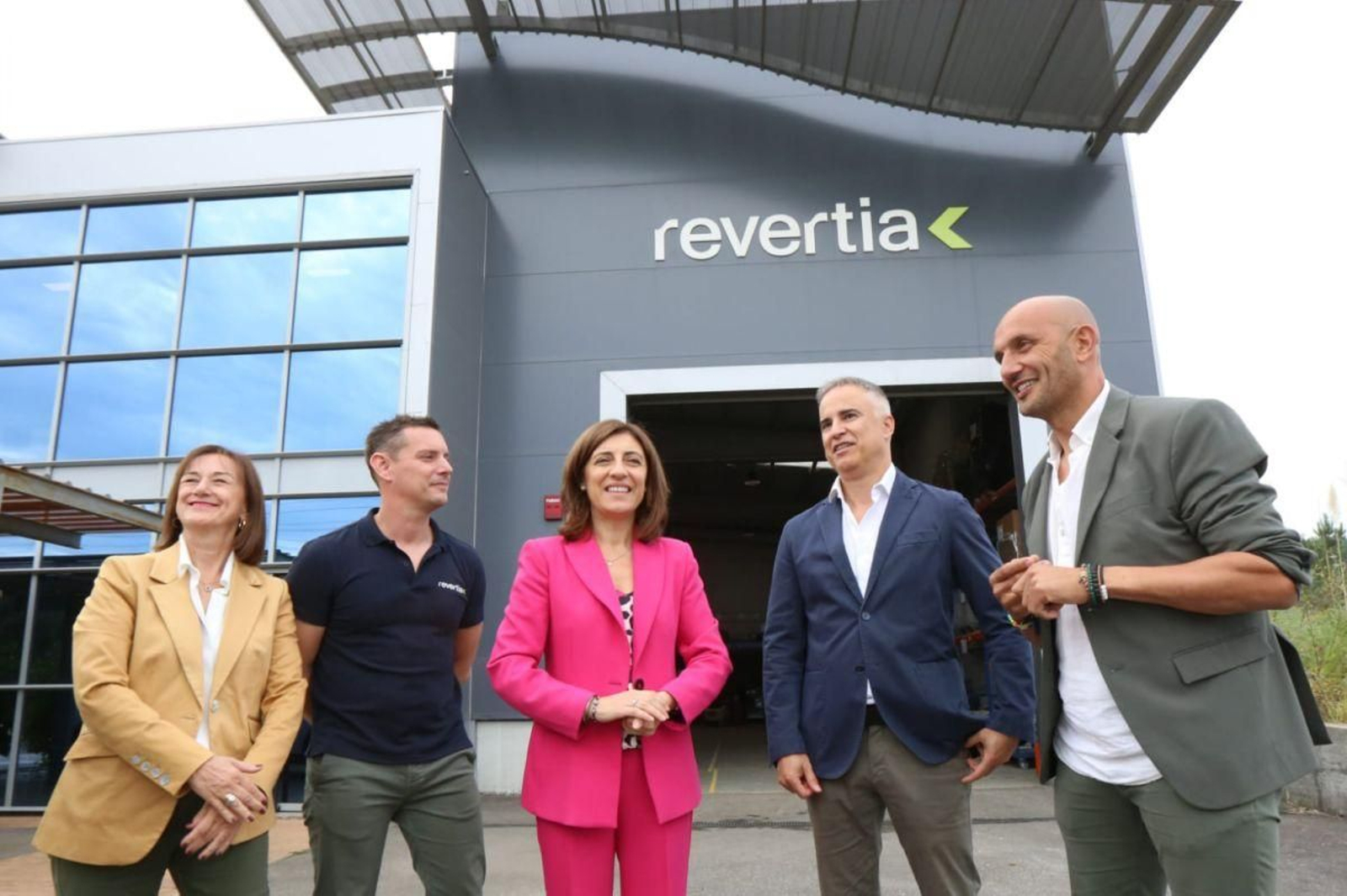 Alejandro Lorenzo, Alejandro Lojo, Ángeles Vázquez y directivos de Revertia, ayer en Porriño.