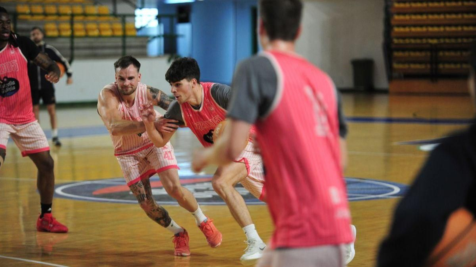 Isaac Vázquez trata de superar la defensa de Carlos Jürgens en un entrenamiento en el Pazo.