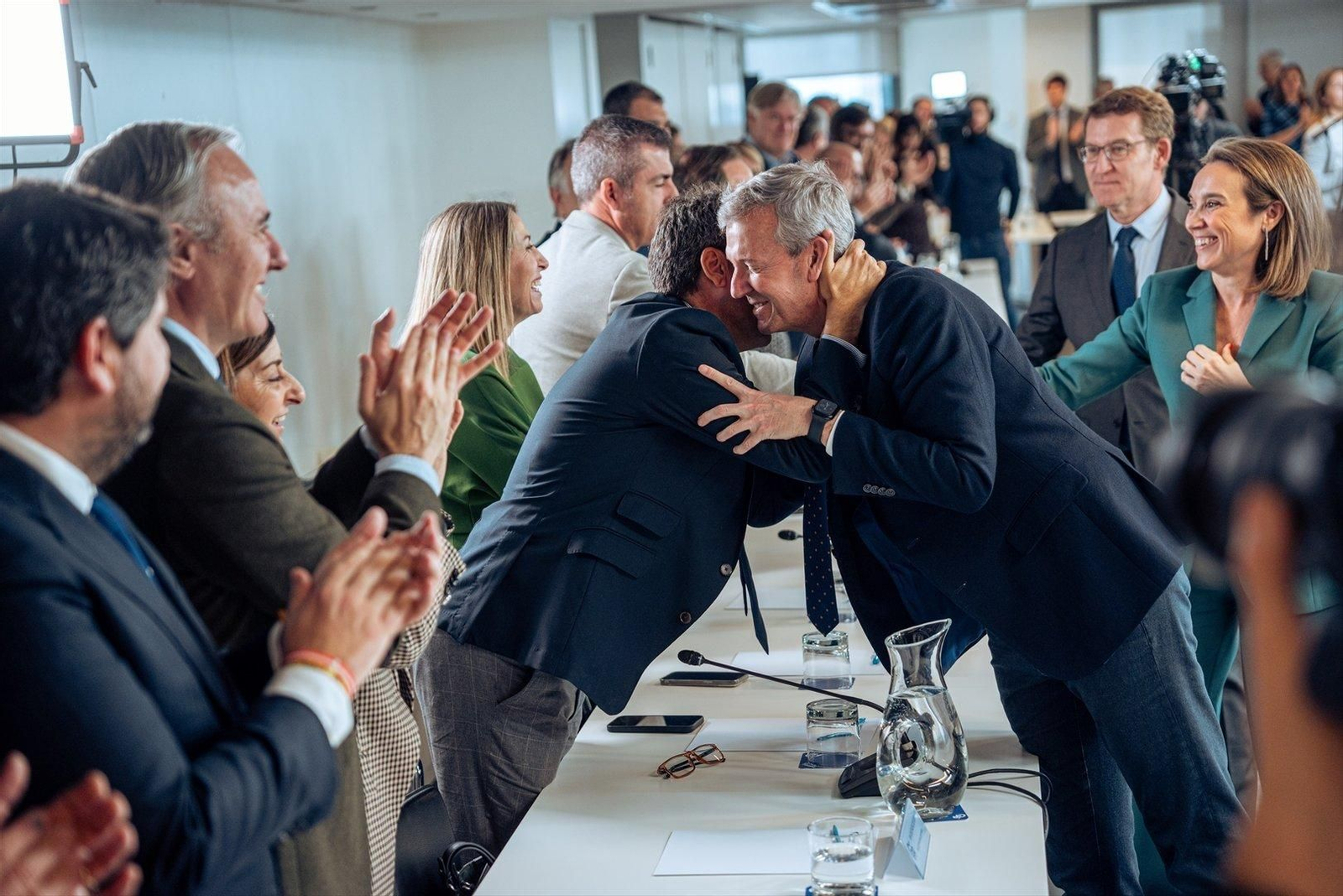 Alfonso Rueda recibe el cariño de sus compañeros de partido en Génova.