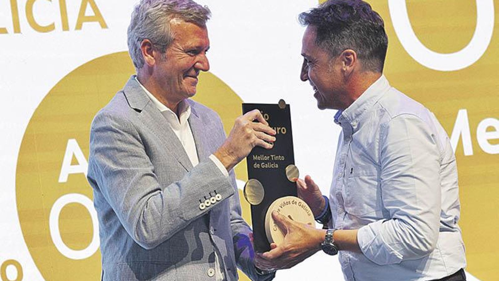 Juan Luis Méndez recollendo o premio ó mellor viño tinto.