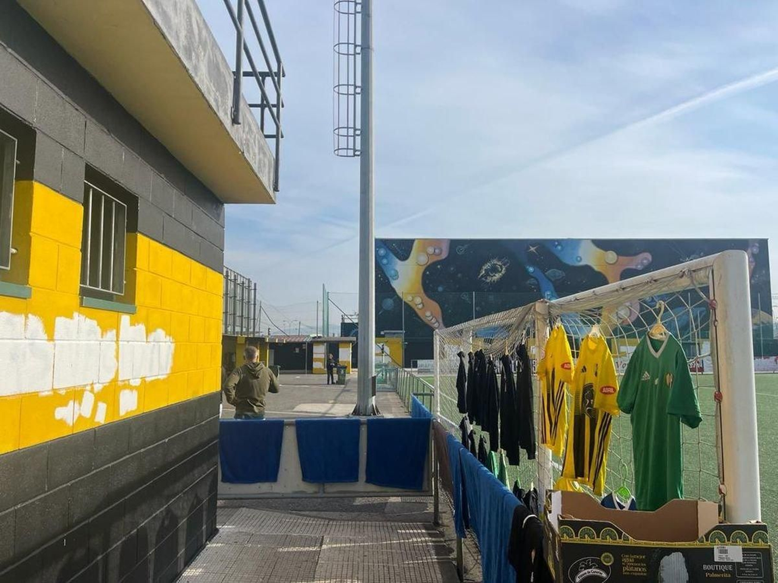 Los padres del Rápido procedieron ayer a borrar las pintadas.