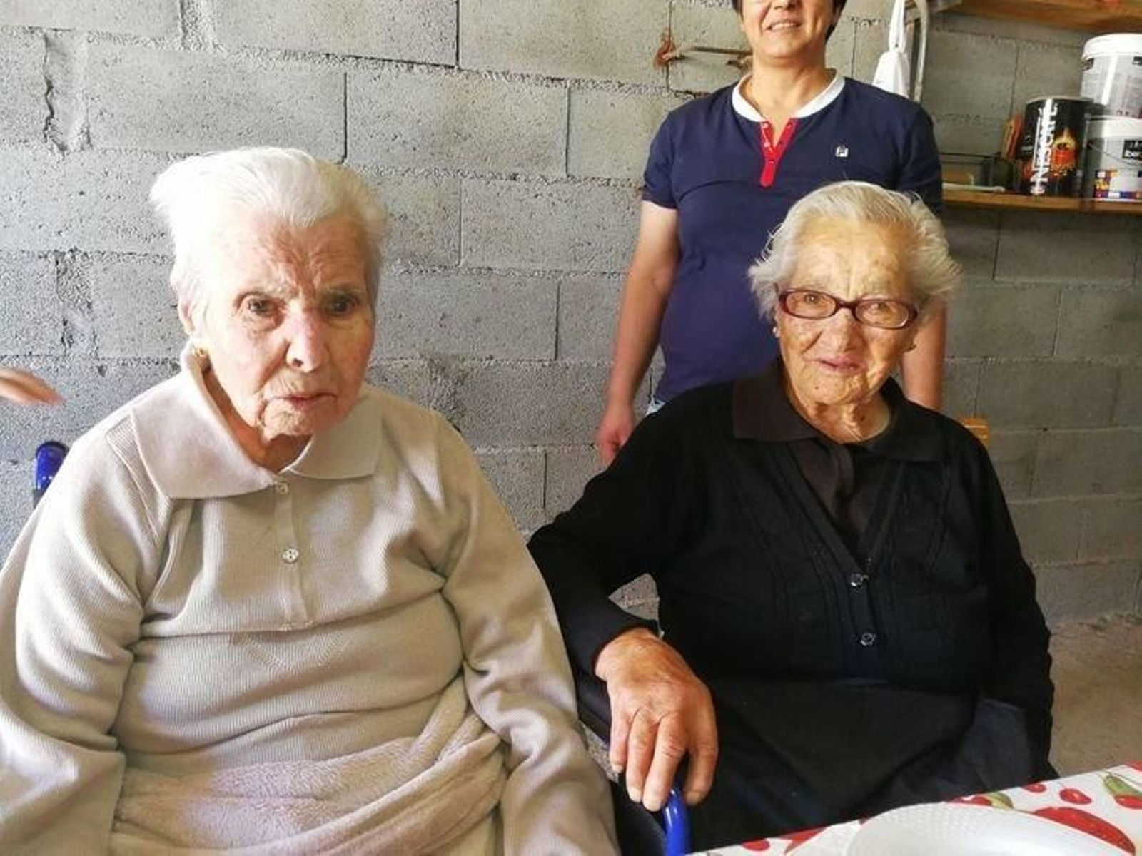Gracia Rodríguez, á esquerda, ten tres anos menos que Josefa, a súa irmá, con 103.