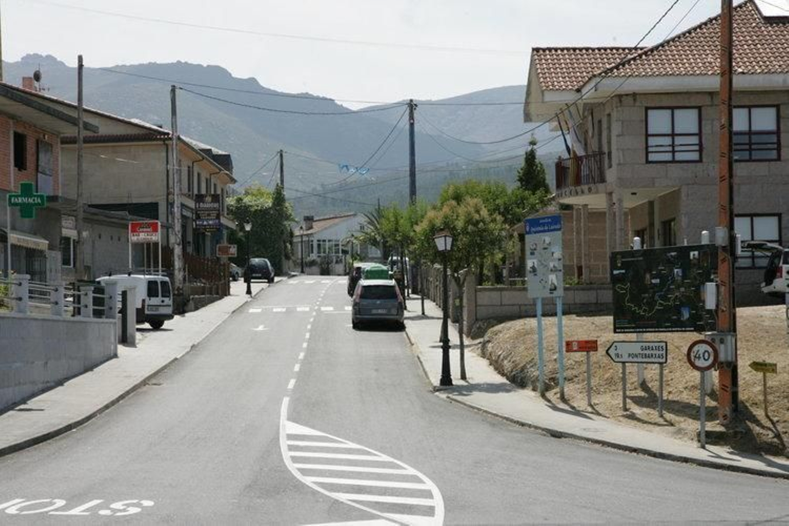 La travesía de Leirado, en la que se concentran una buena parte de los servicios de la localidad (MARCOS ATRIO(