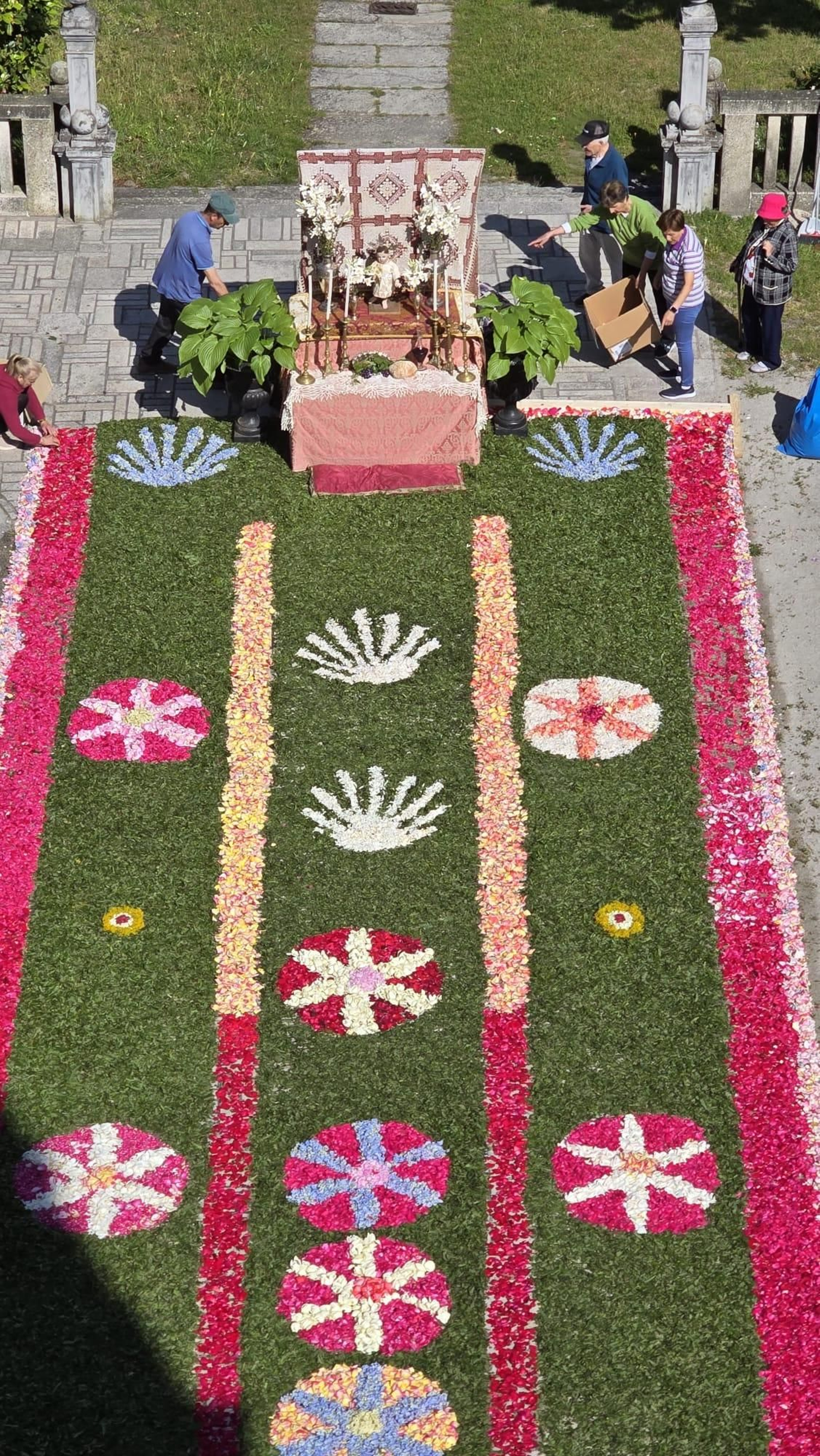Galería | Castro Caldelas se engalana con alfombras de flores para el Corpus Christi