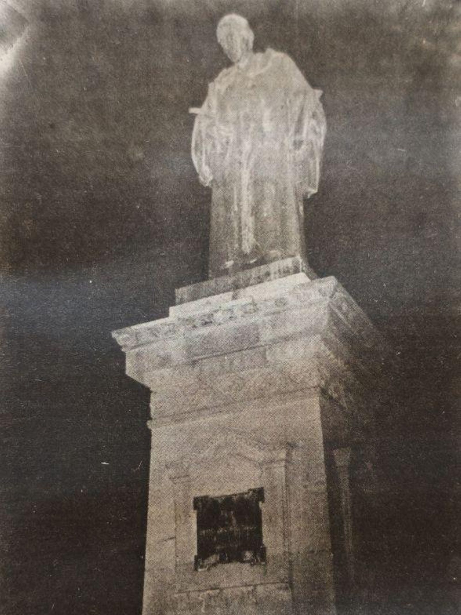 La estatua del Padre Feijóo en Orense con las coronas colocadas por Liceo y Ayuntamiento.