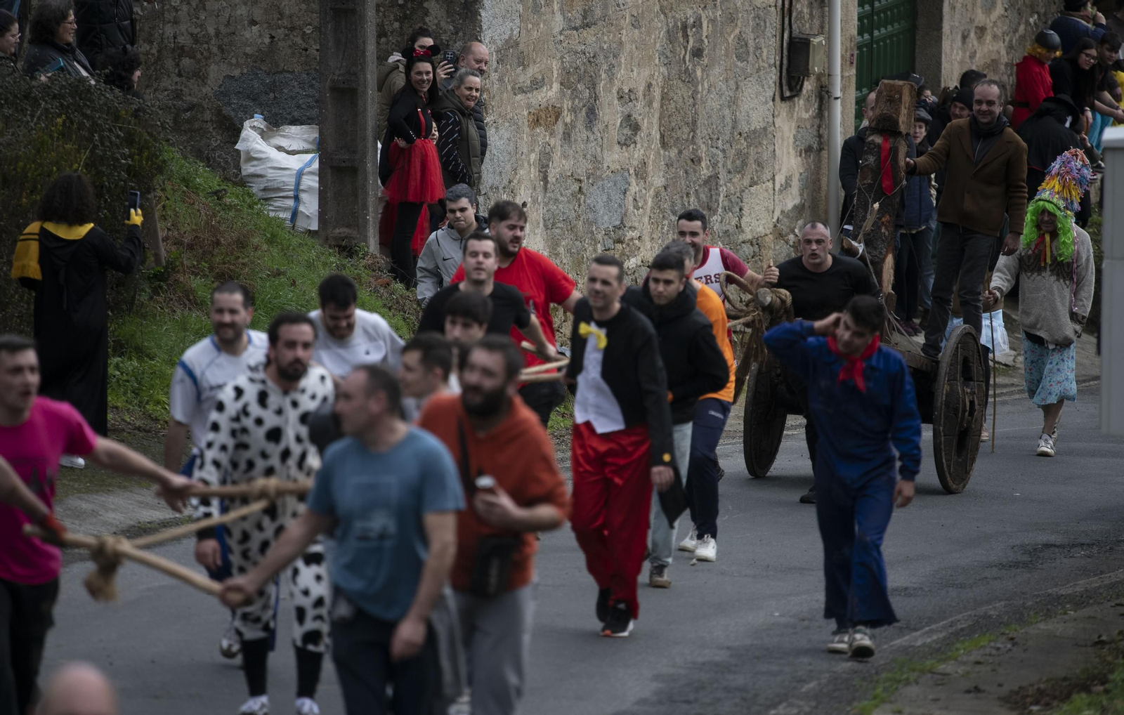 Galería | El meco Abalos recorrió As Teixugueiras, Cartelle