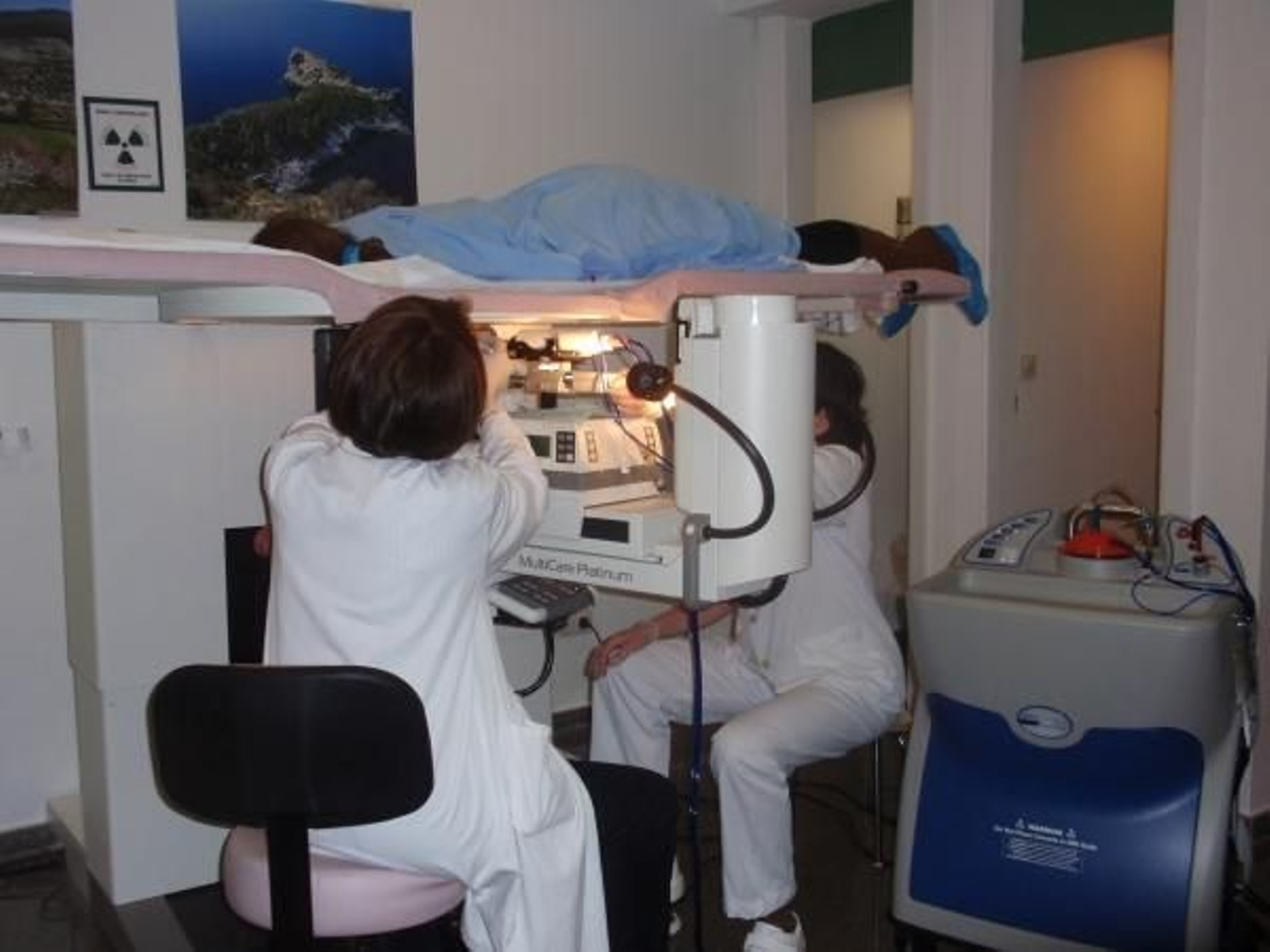 Una prueba en la mesa horizontal, donde se realiza la biopsia asistida mediante tecnología digital. foto: j.v.landin.
