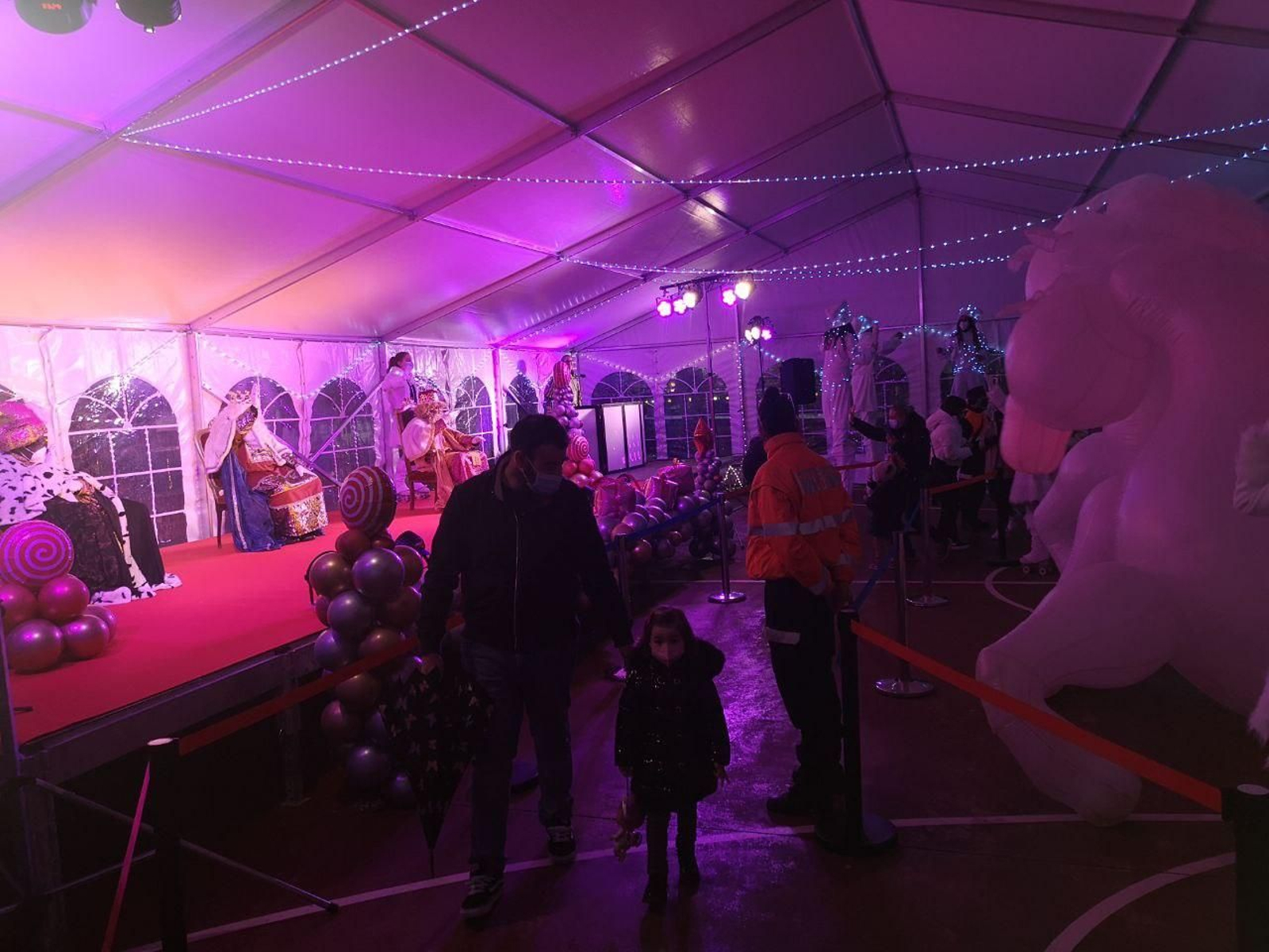 CARBALLIÑO. La carpa real, donde los niños de Carballiño saludan a los Reyes y le entregan sus cartas. // Martiño Pinal