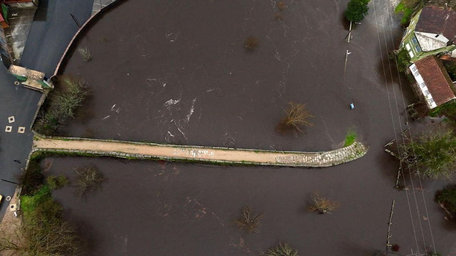 La subida del río Tea dejó el puente prácticamente oculto bajo el agua.