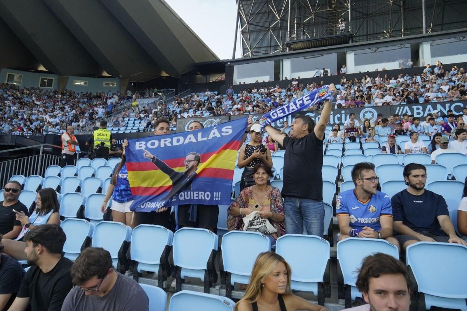 Aficionados del Getafe en las gradas de Balaídos en el partido del Celta contra el Getafe.