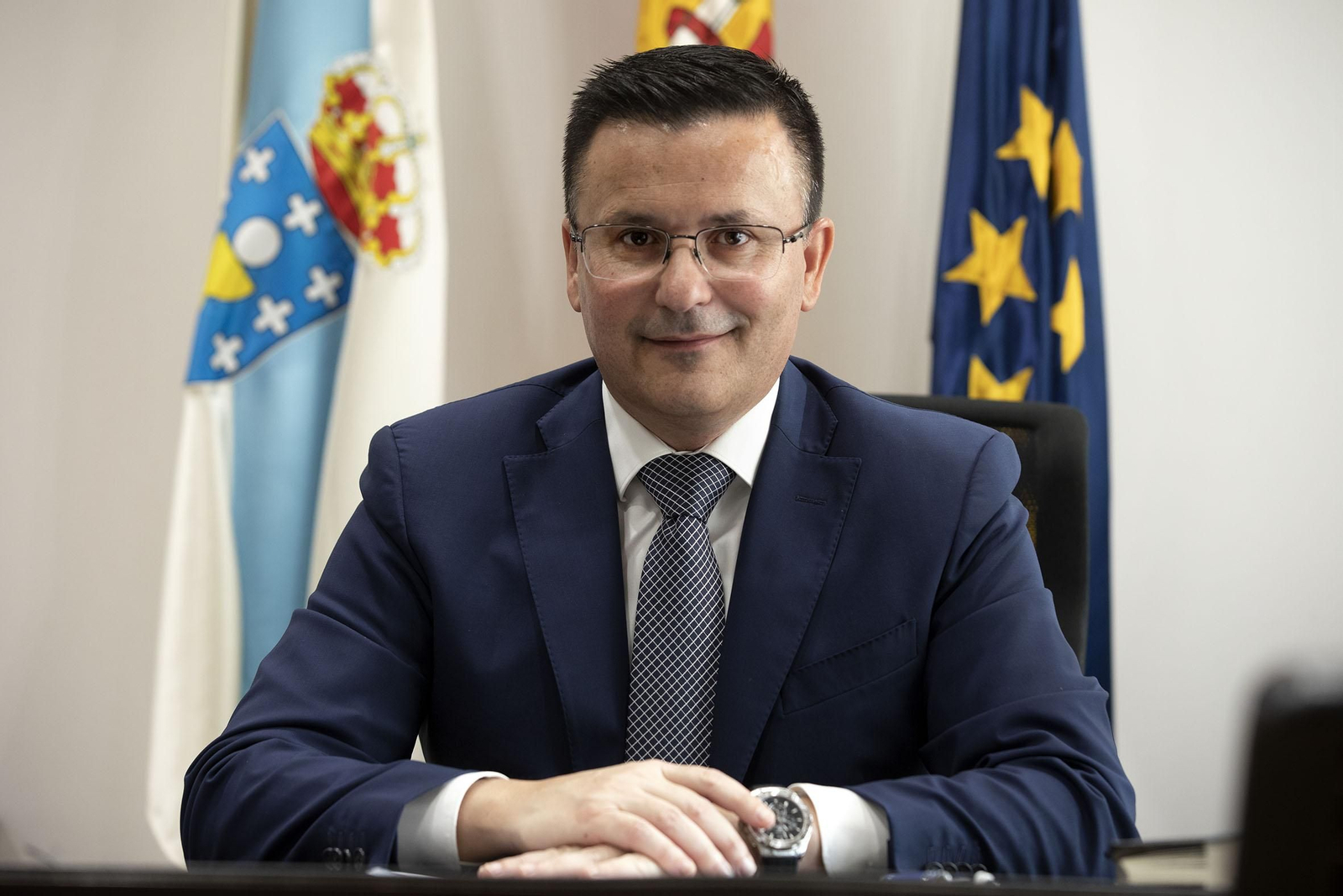 José González (Consellería do Medio Rural)

Naceu en Ourense en 1970.  É licenciado en Dereito pola Universidade de Santiago de Compostela. En 1997, ingresou no corpo superior de inspectores de Facenda do Estado, especializado en inspección financeira e tributaria e aduanas e impostos especiais.