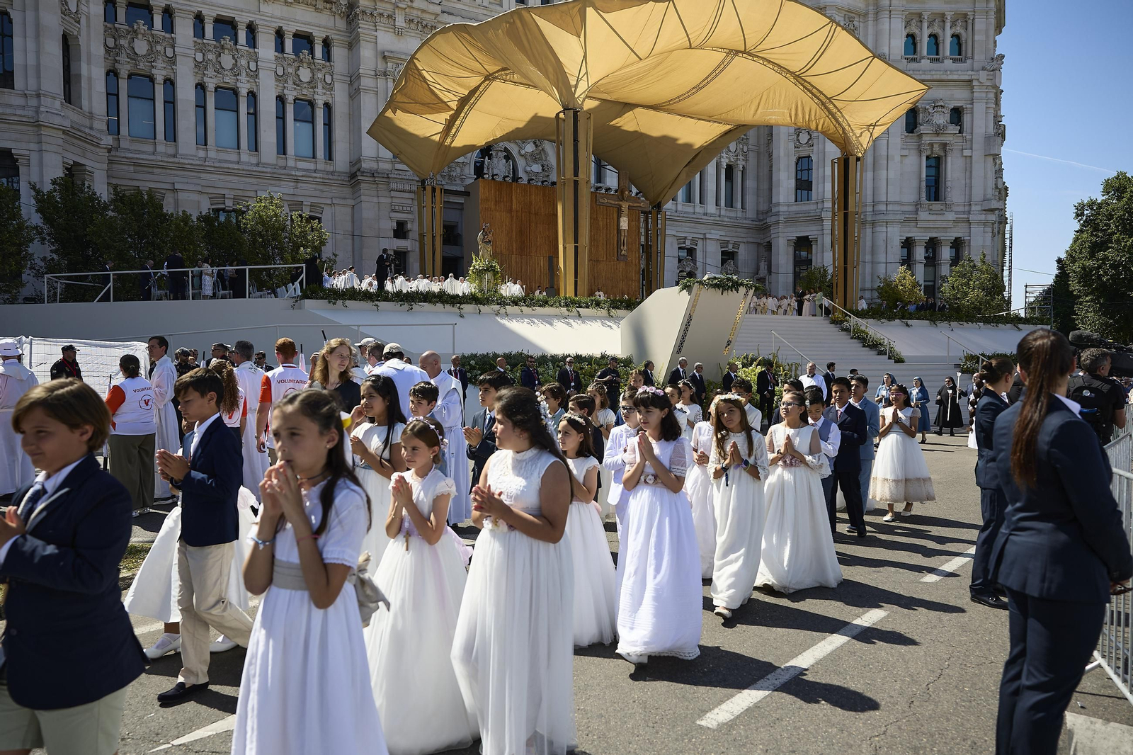 Galería | Multitudinaria misa y procesión del Corpus en Madrid con el papa León XIV