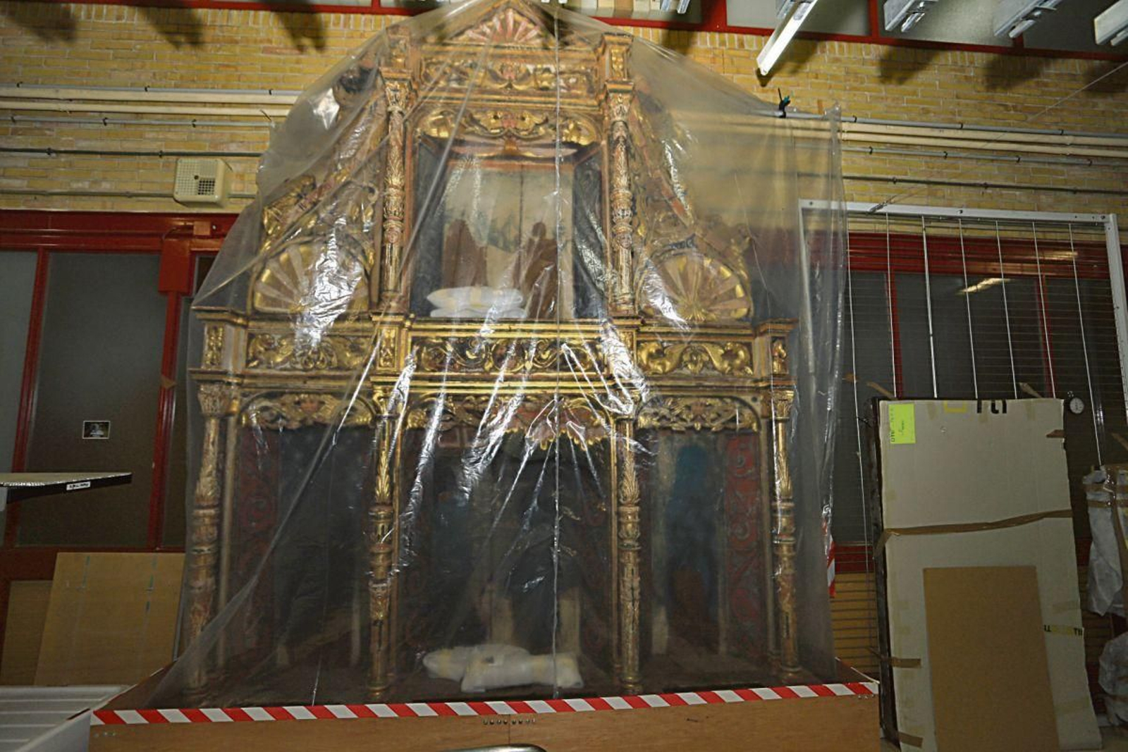 Retablo almacenado en el depósito de A Carballeira.